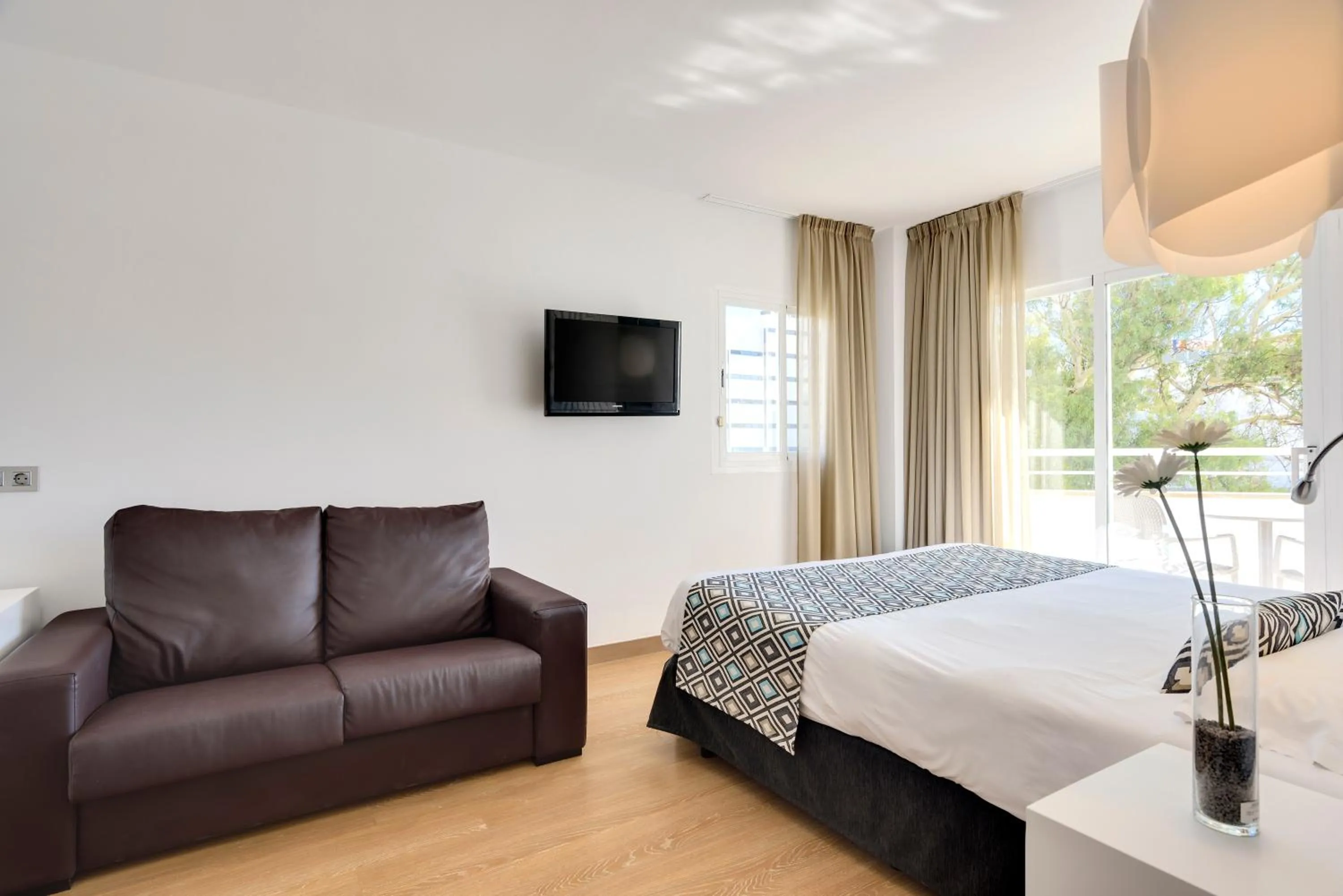 Living room, Bed in Cala Millor Garden Hotel - Adults Only