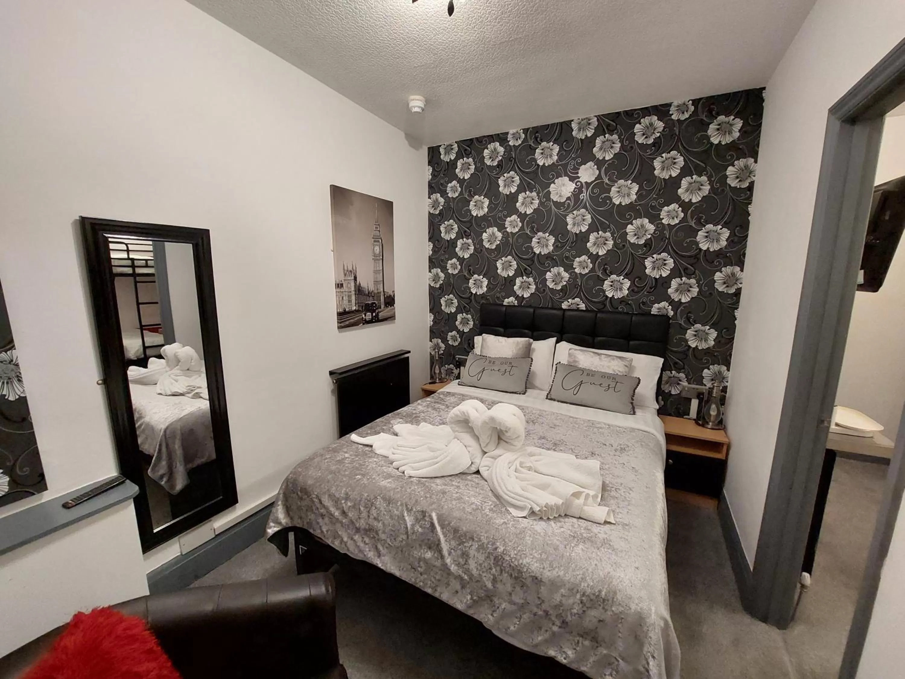 Bedroom, Bed in Kings Boutique Hotel