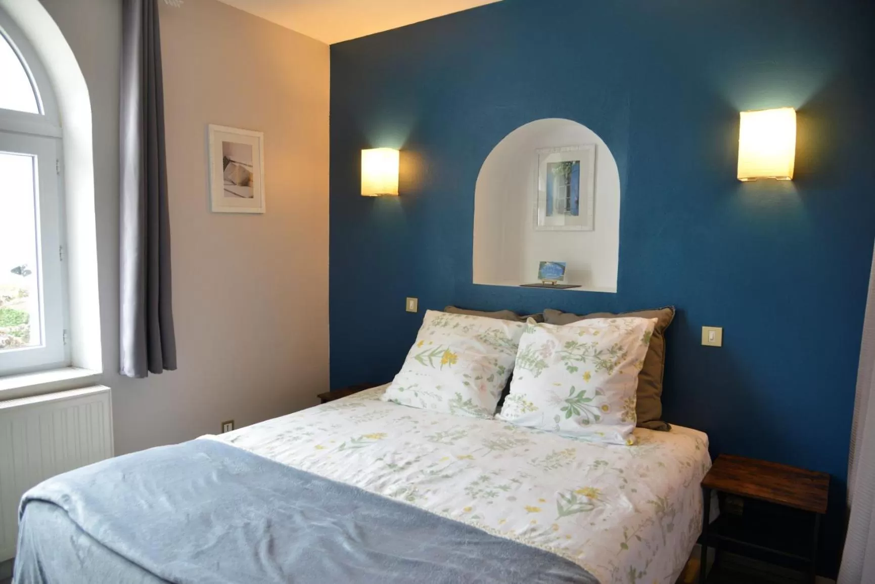 Deluxe Double Room with Bath in Au Grand Bonheur