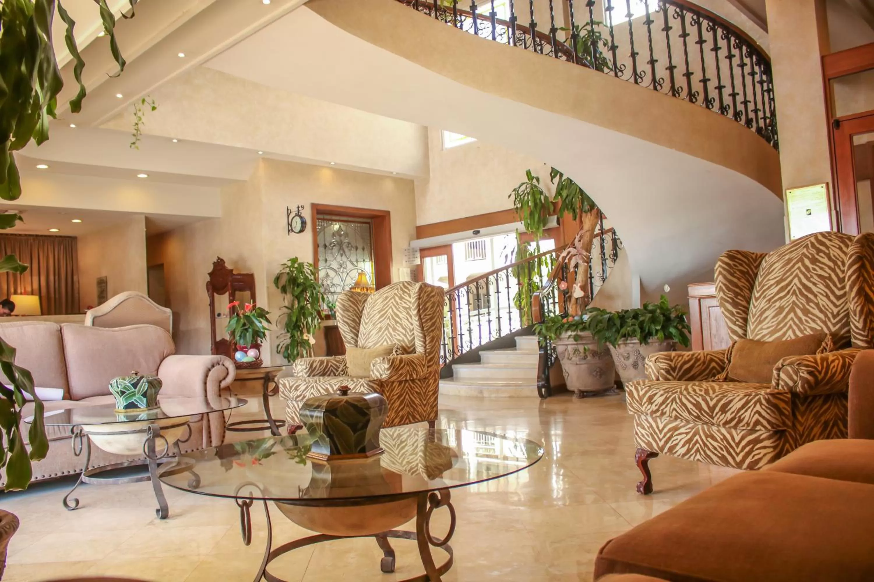 Lobby or reception in Fresno Galerias