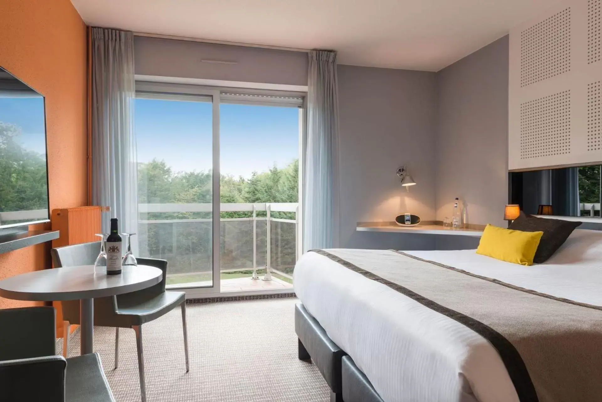 Superior Single / Double Room in Hôtel Diana Restaurant & Spa by HappyCulture Superior Single / Double Room in Hôtel Diana Restaurant & Spa by HappyCulture