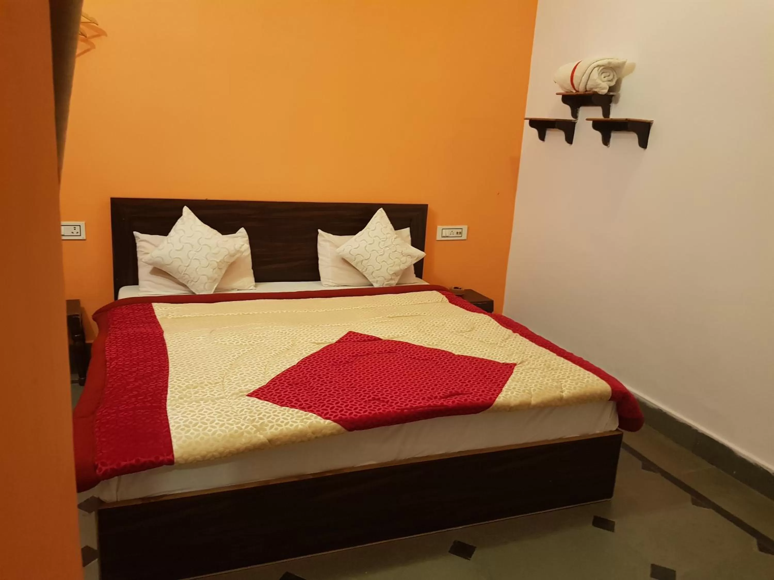 Bed in Hotel Bundi House