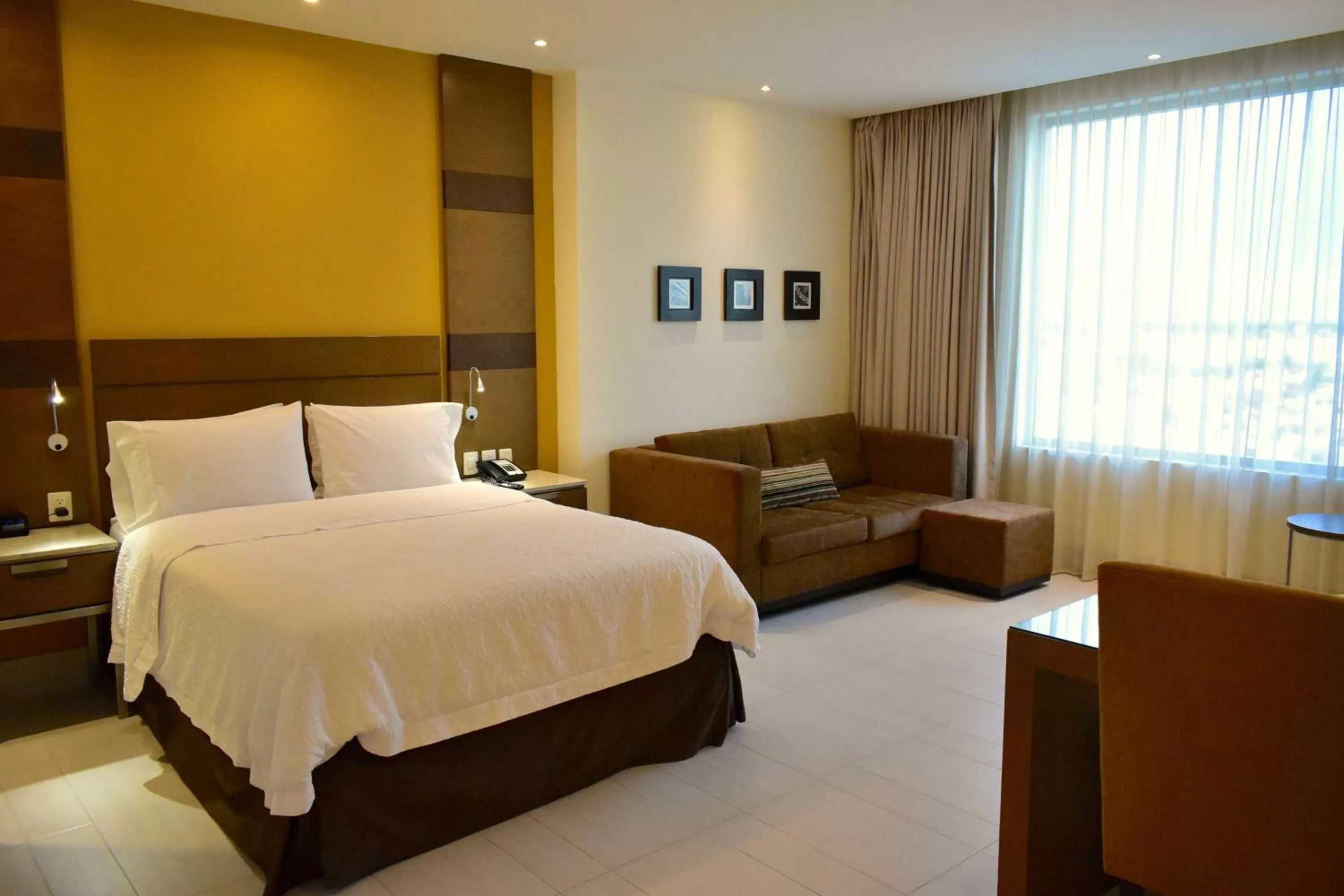 Living room, Bed in Hampton Inn by Hilton Ciudad del Carmen