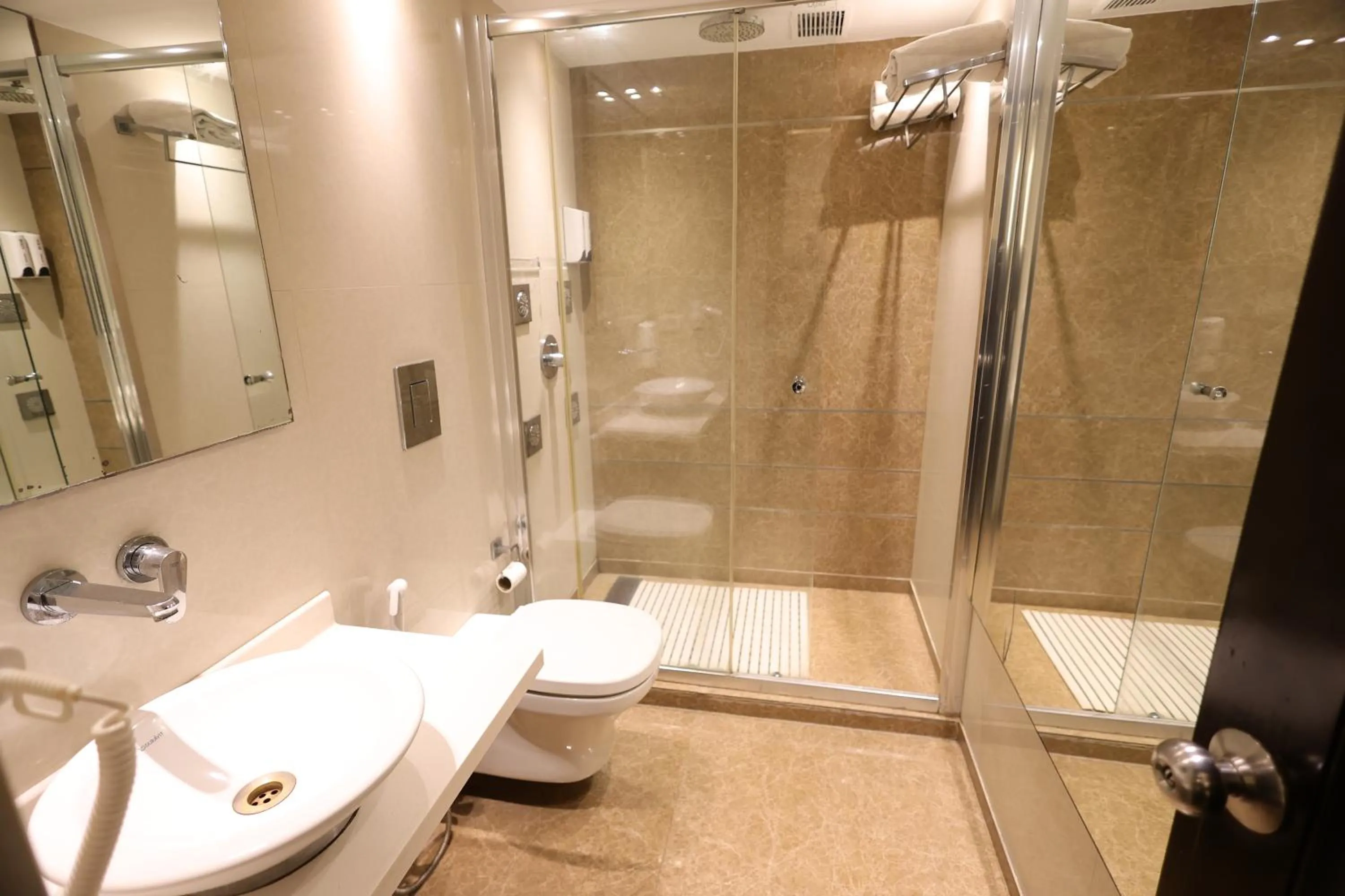 Shower in Hotel Grand Godwin - Near New Delhi Railway Station - Paharganj