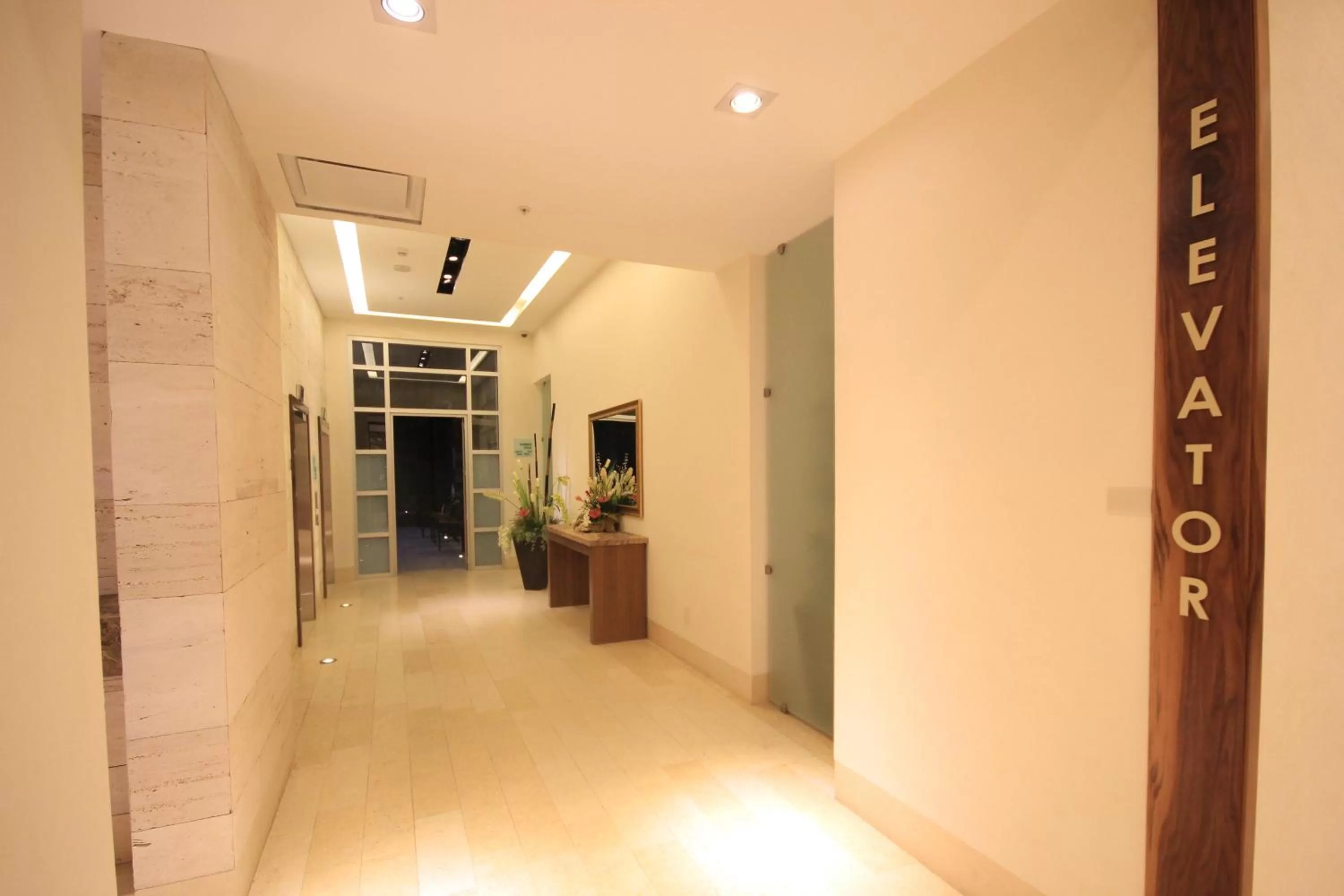 Lobby or reception in Holiday Inn & Suites Plaza Mayor by IHG