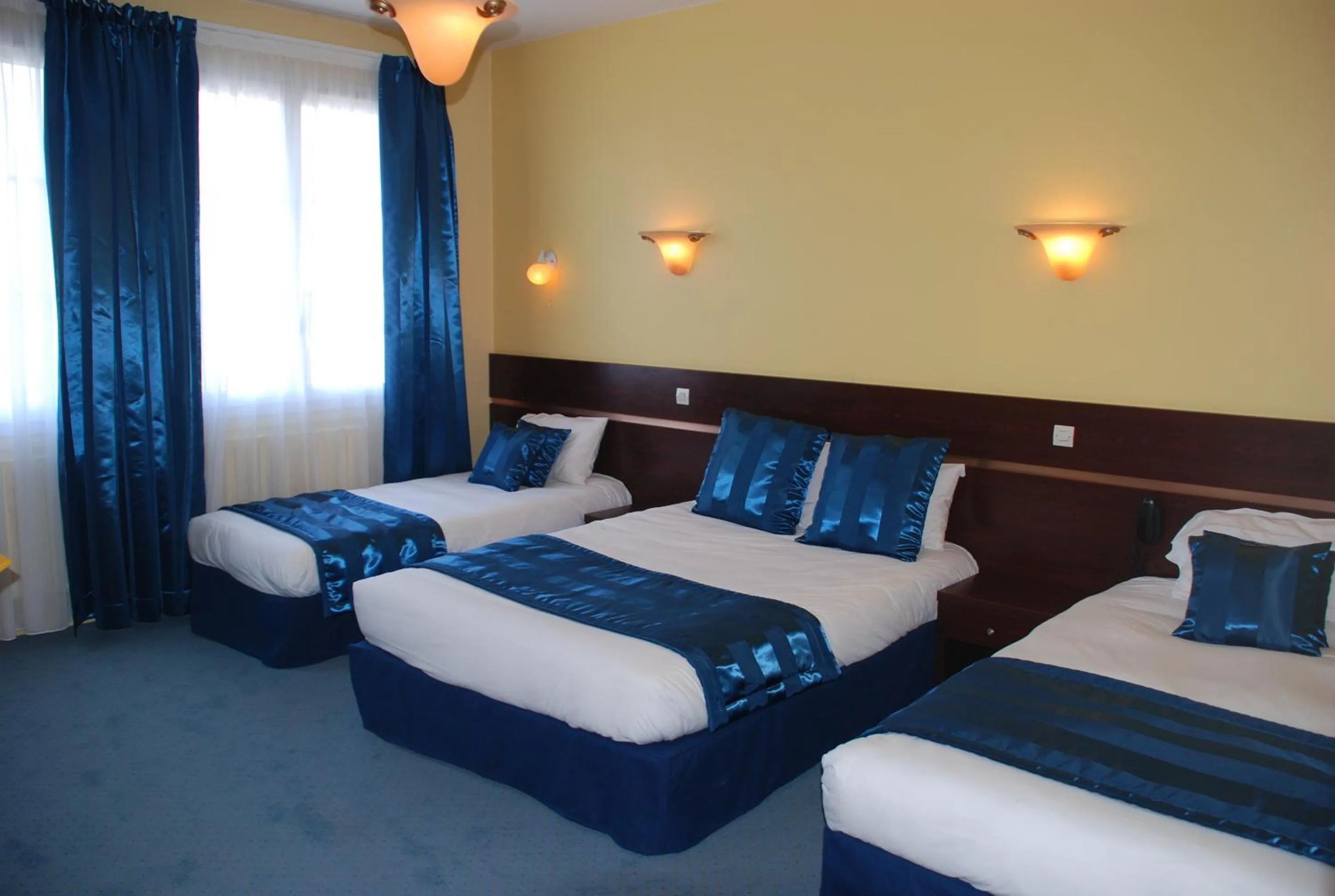 Photo of the whole room, Bed in The Originals City, Hôtel Cathédrale, Lisieux