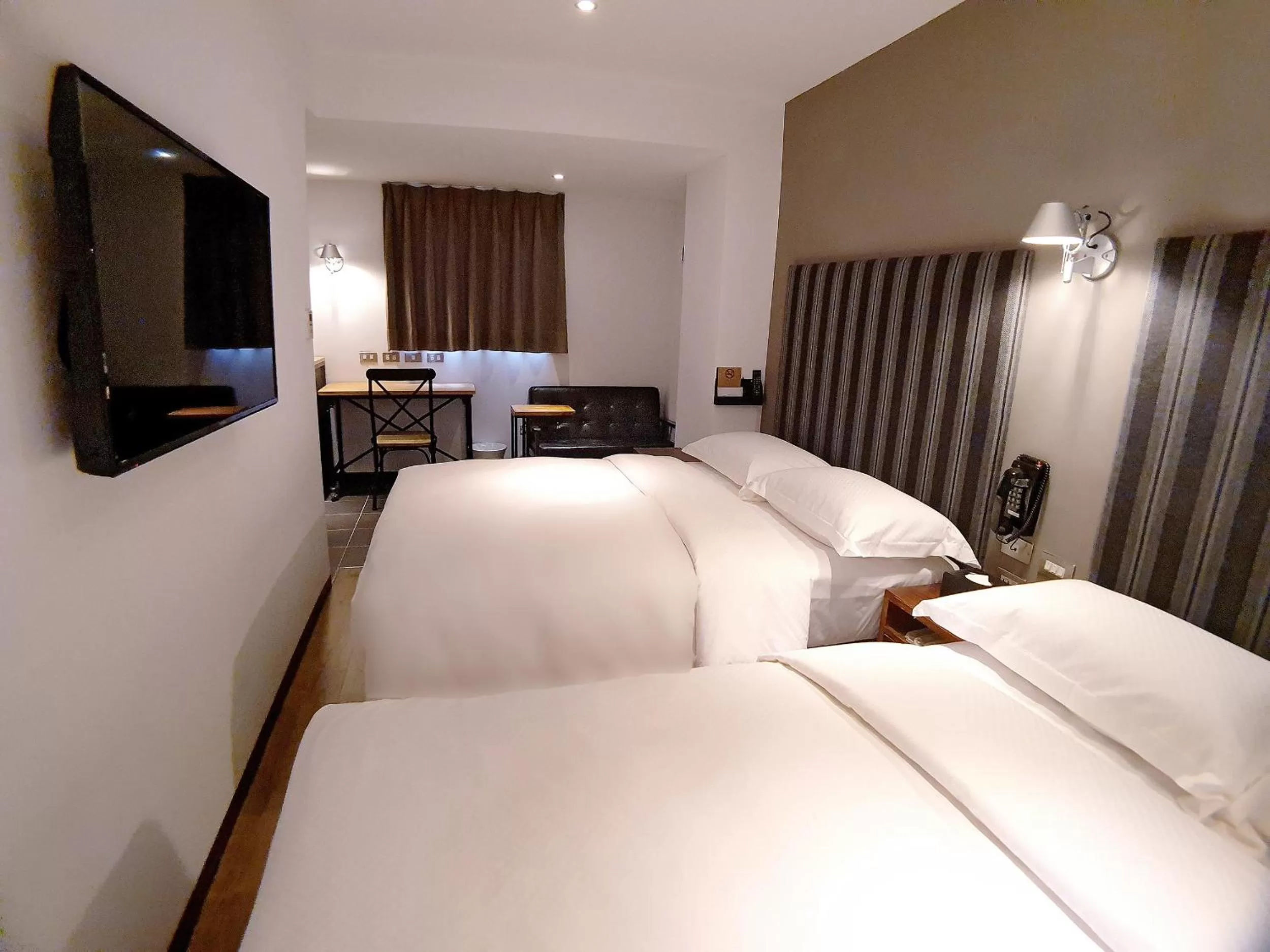 Photo of the whole room, Bed in River inn Station