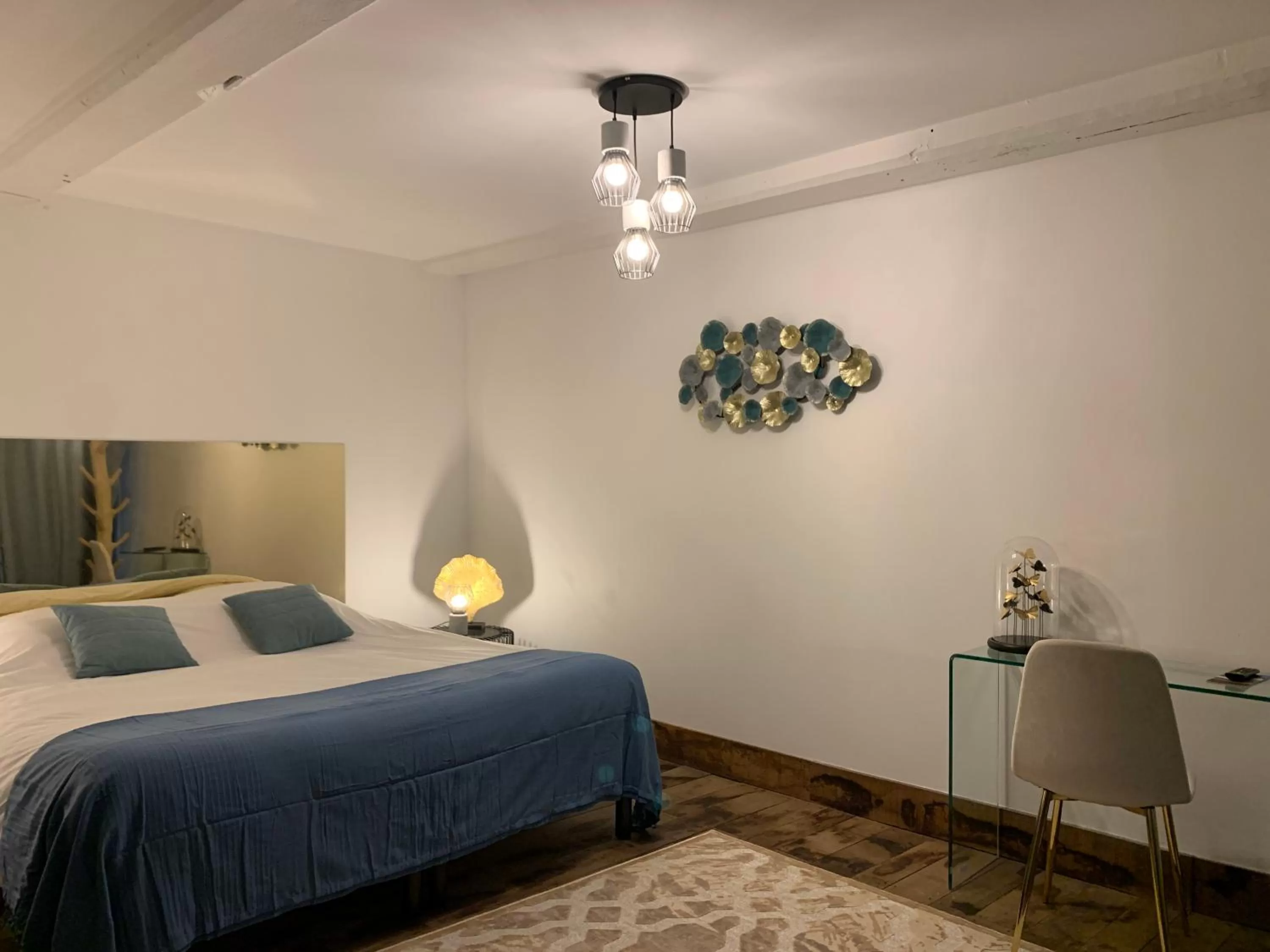 Photo of the whole room in L'Ecole des Demoiselles