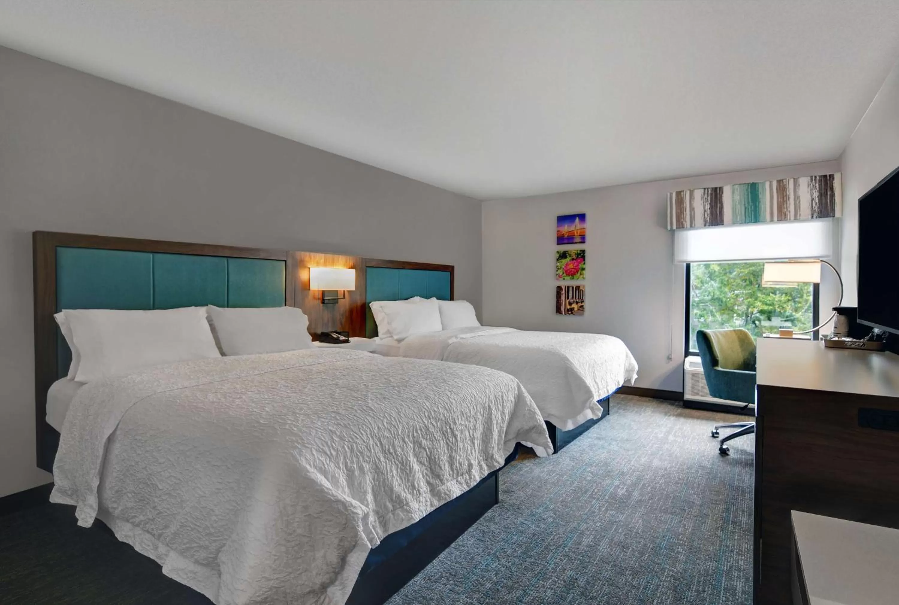 Bed in Hampton Inn Patriots Point