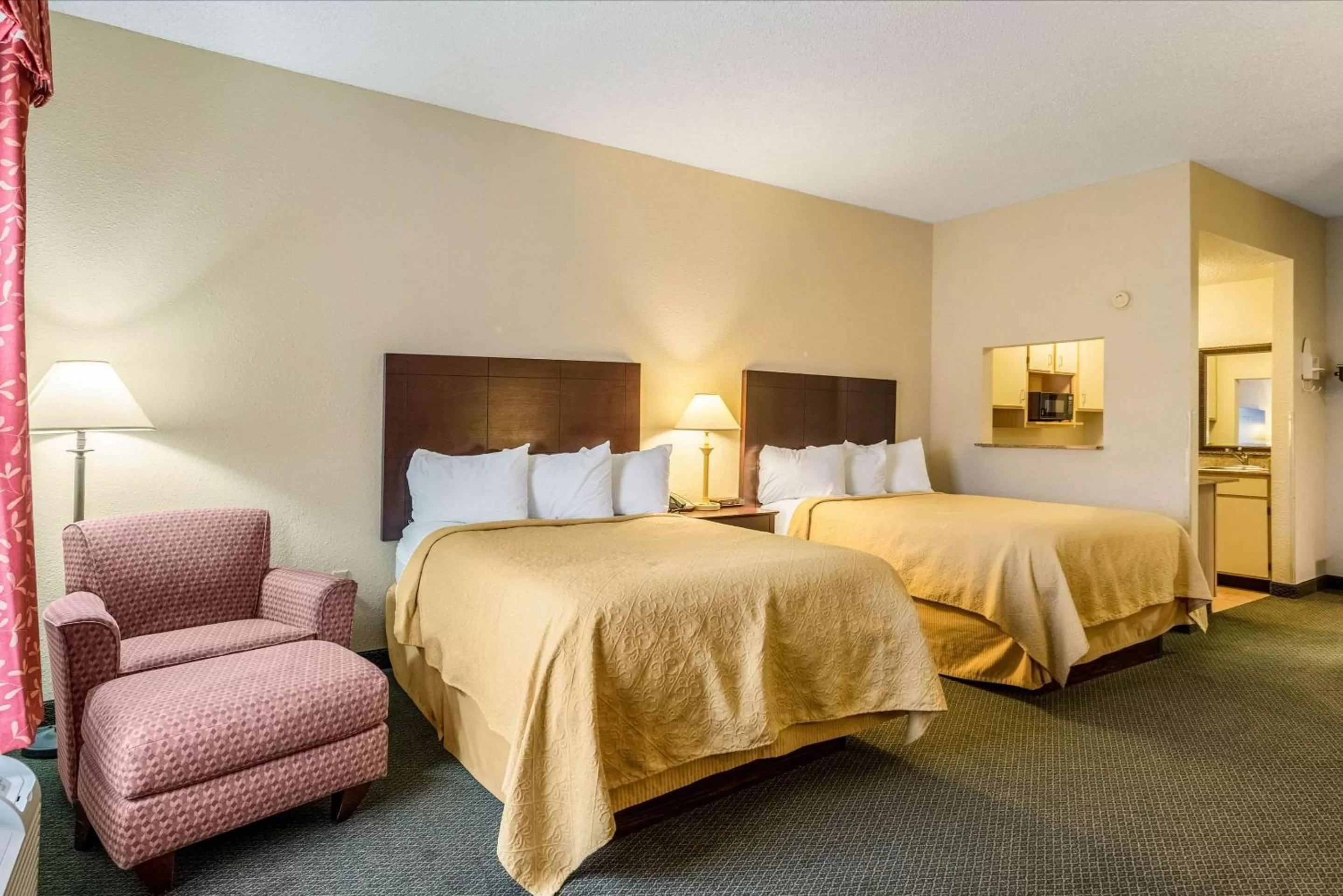 Photo of the whole room, Bed in Quality Inn Heber Springs