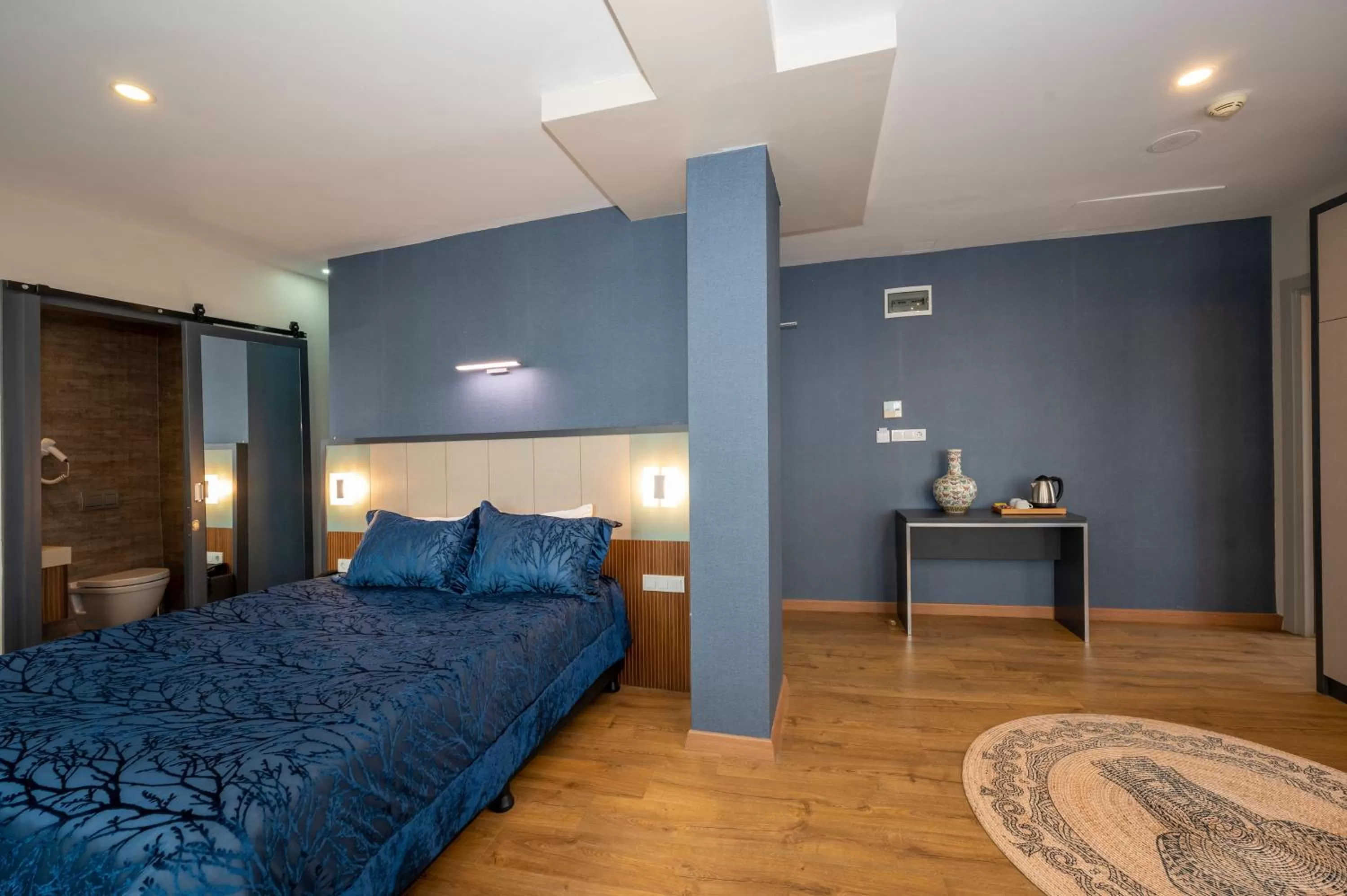 Photo of the whole room, Bed in Juno Hotel Taksim