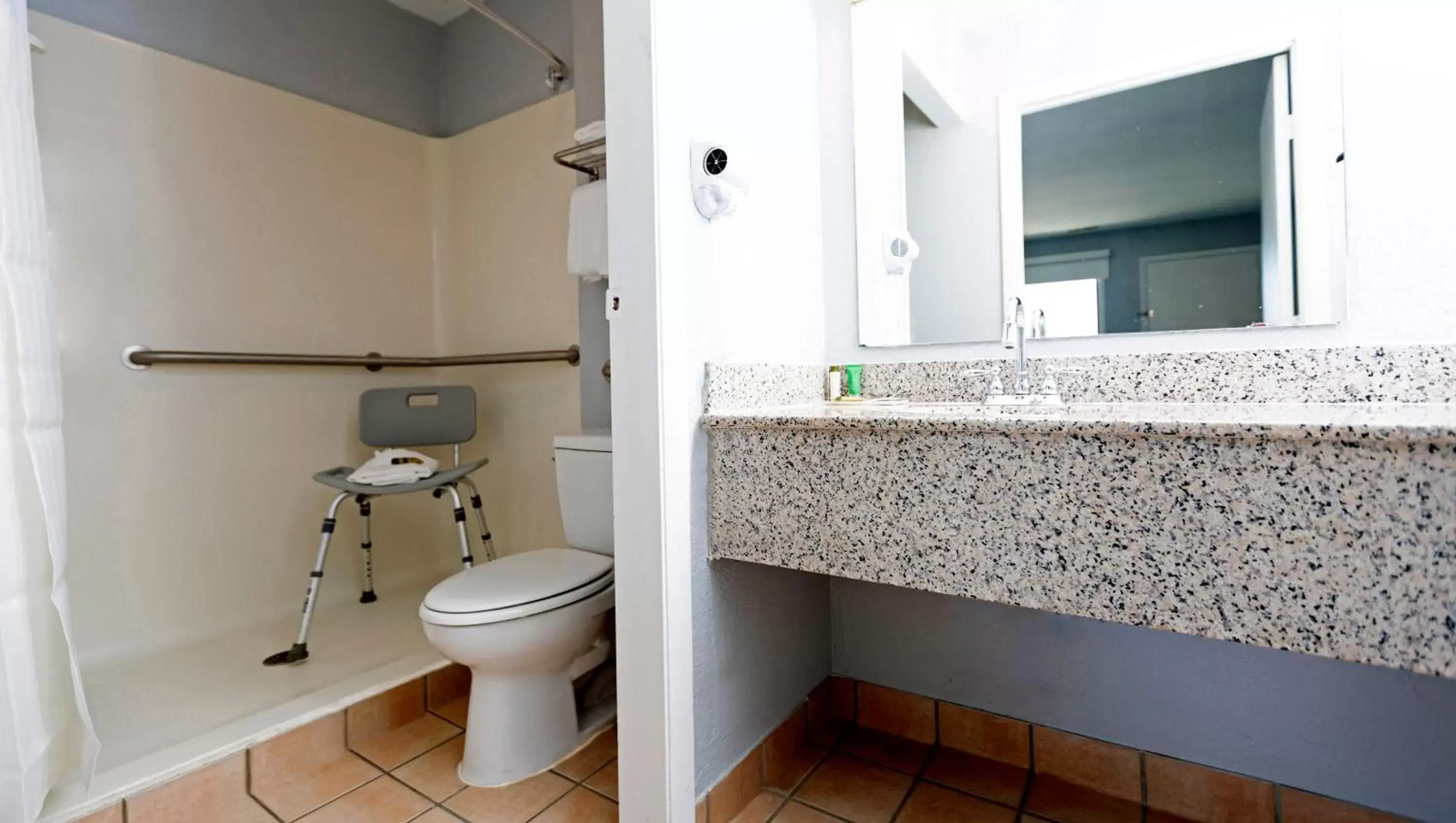 Double Room - Disability Access in Sunrise Inn Williamstown Double Room - Disability Access in Sunrise Inn Williamstown