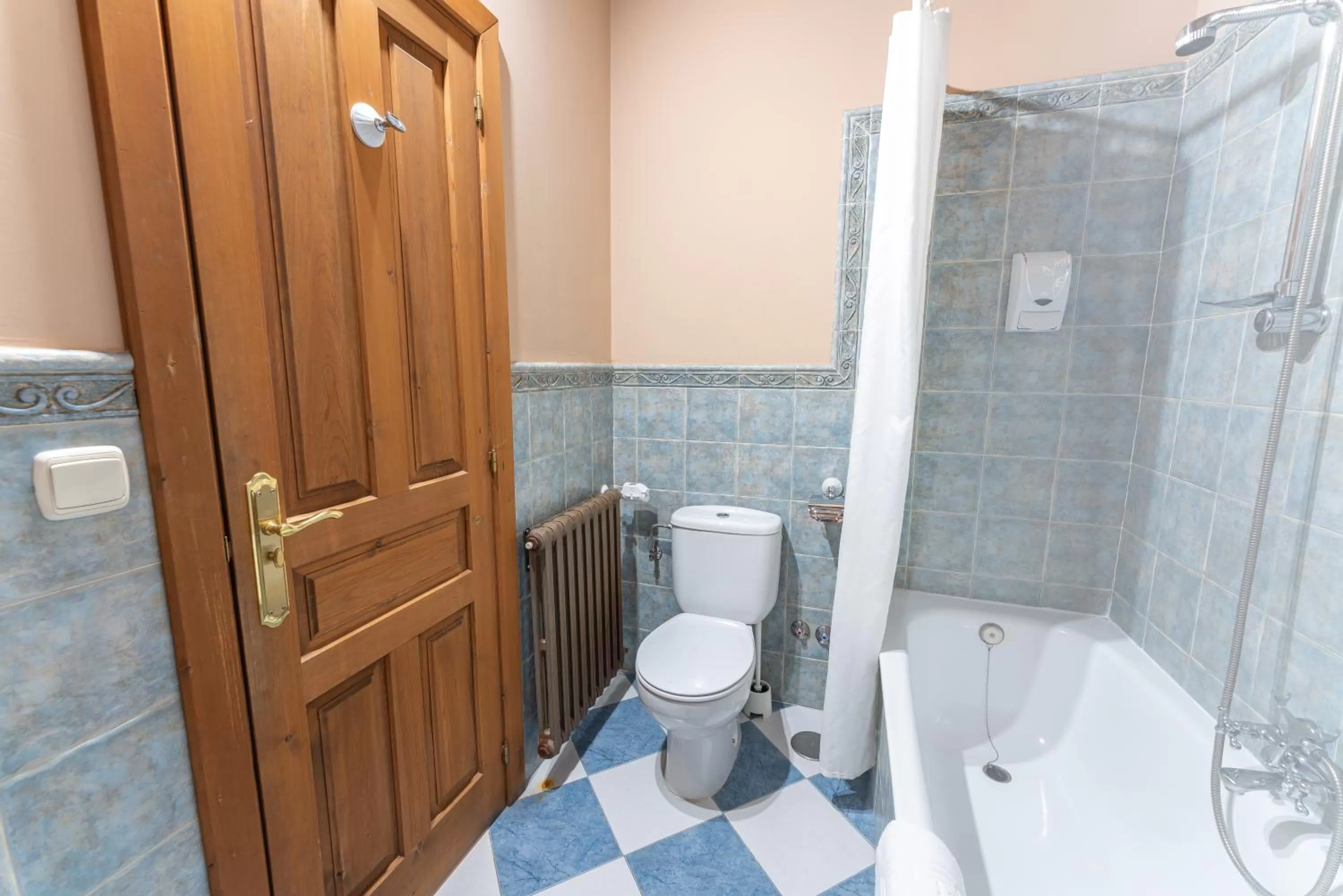 Toilet, Bathroom in Hotel Rincón Castellano