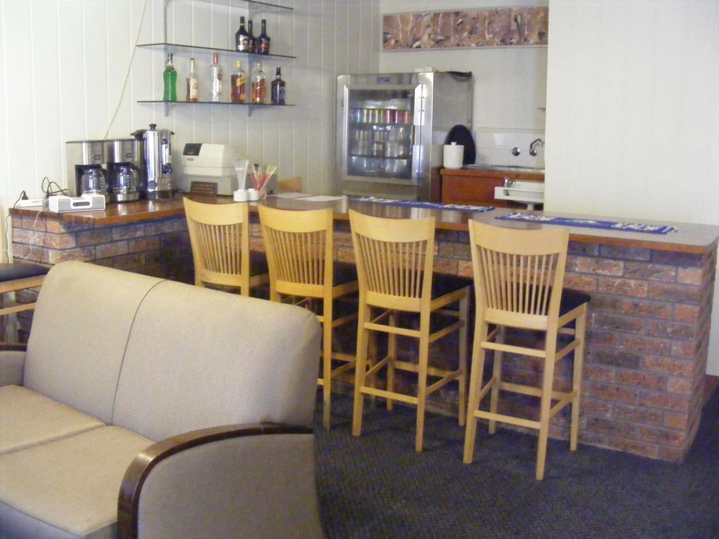 Restaurant/places to eat in Titania Motel