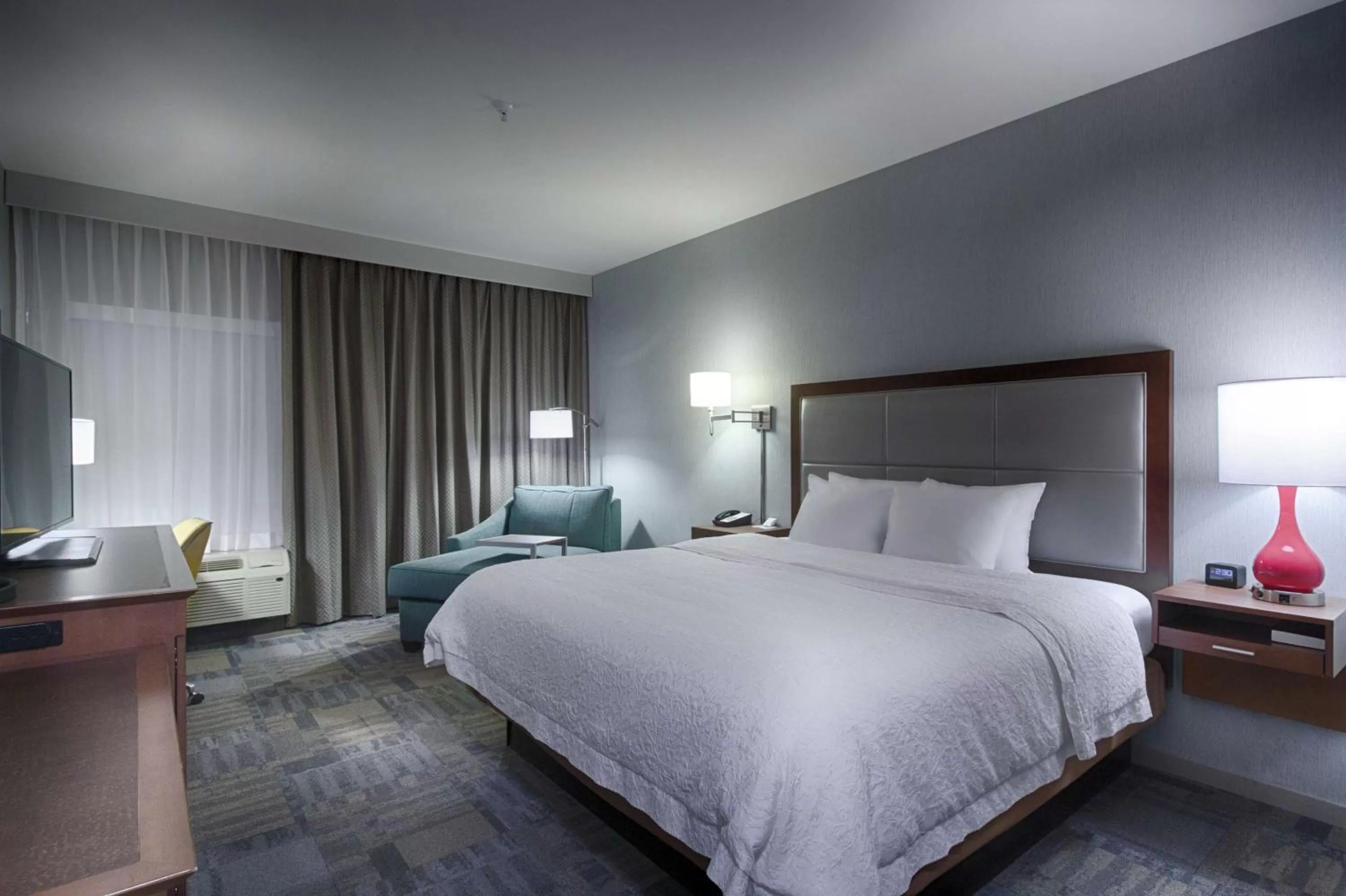 Bedroom, Bed in Hampton Inn Salina