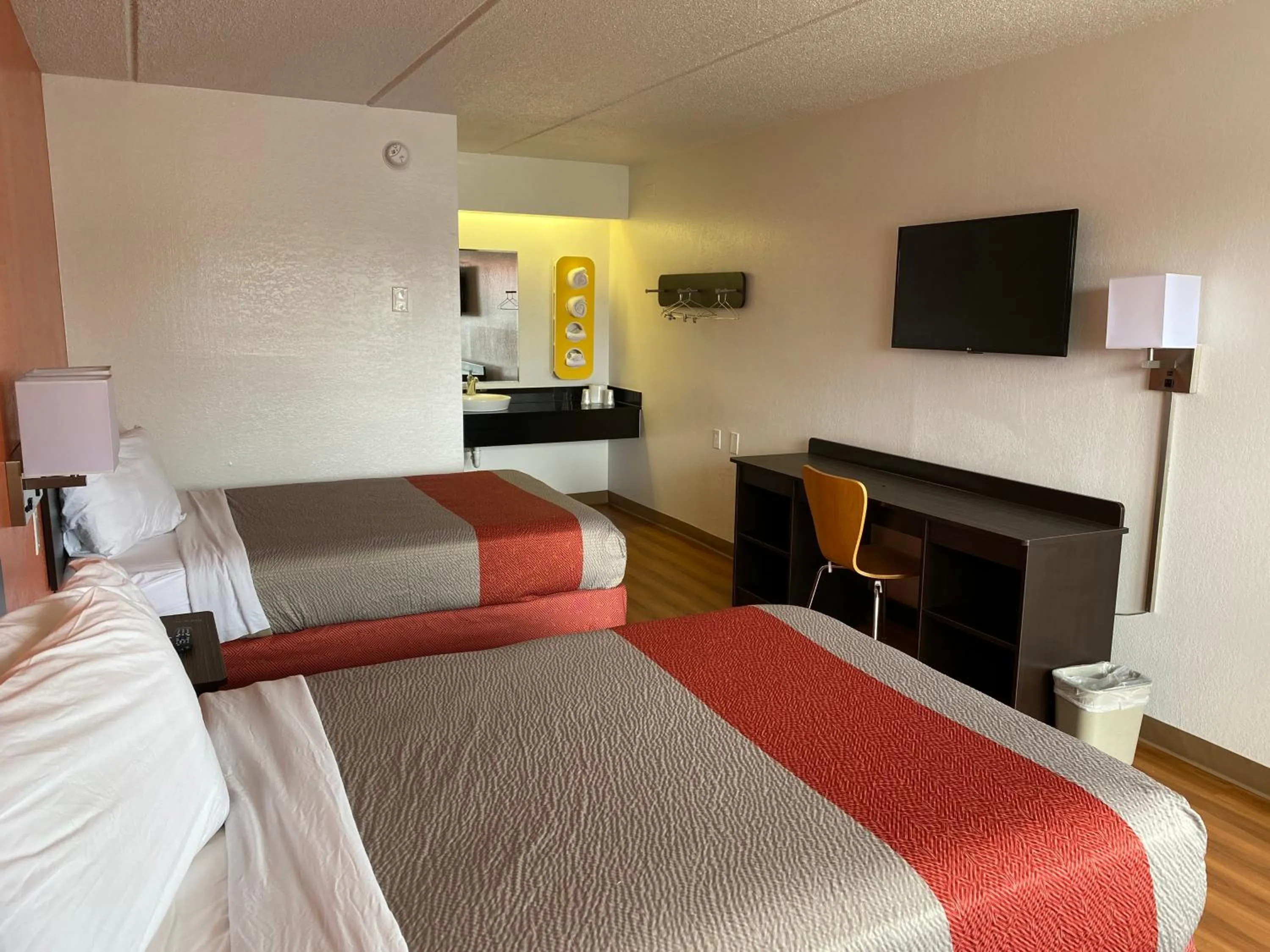 Photo of the whole room, Bed in Motel 6-Memphis, TN - Downtown