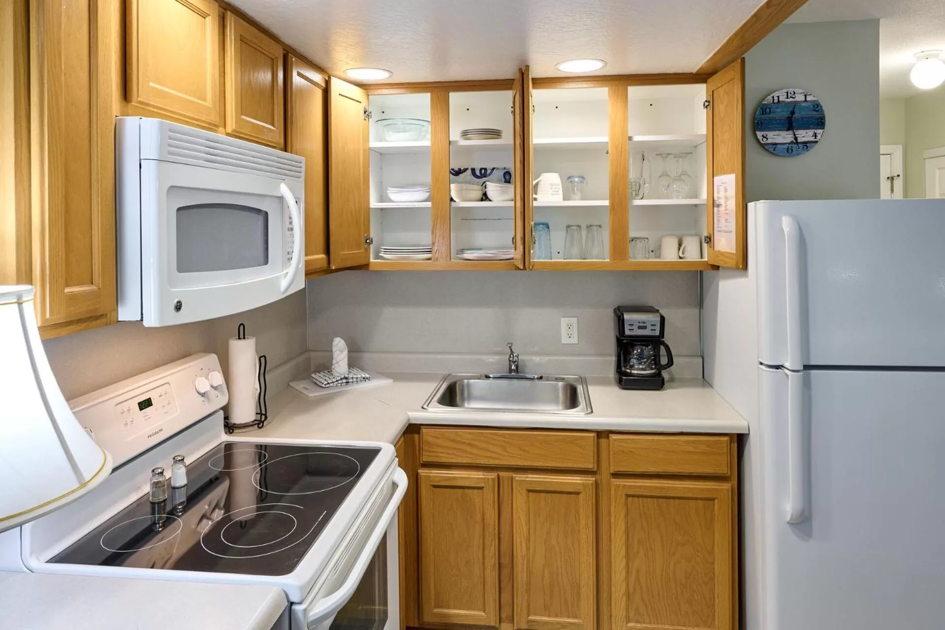 Coffee/tea facilities, Kitchen/Kitchenette in D Sands Rentals