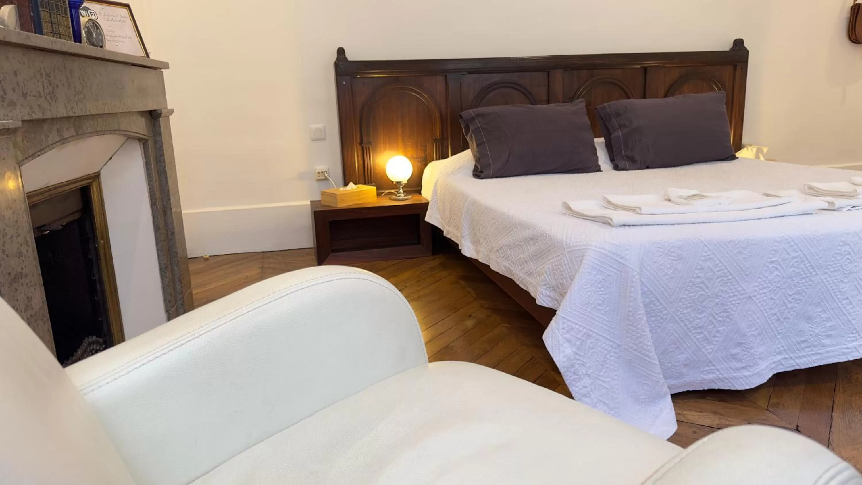 Bedroom, Bed in Chambre de charme au coeur du vieux Valence -Confort & Calme