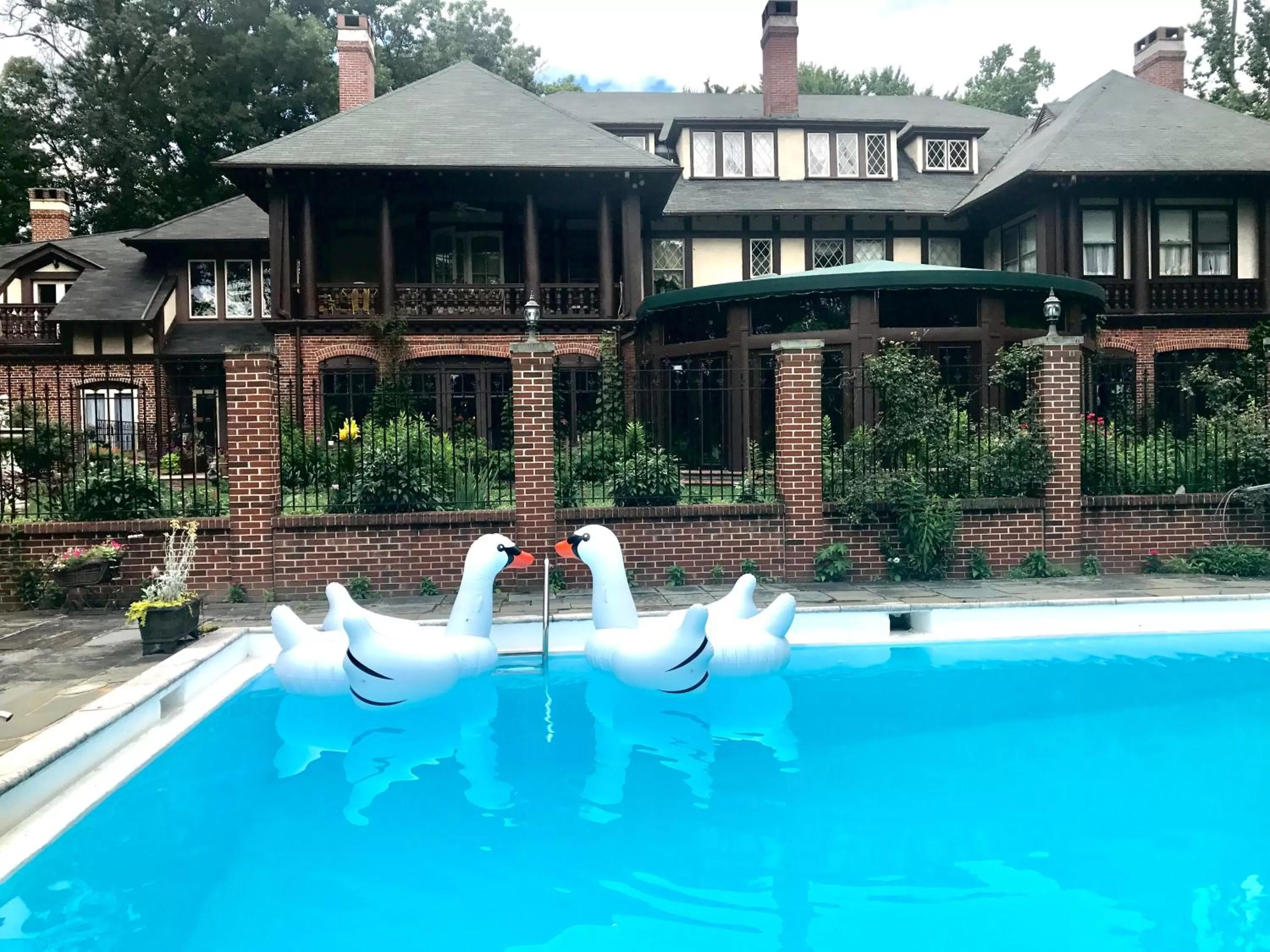 Swimming pool in Gramercy Mansion