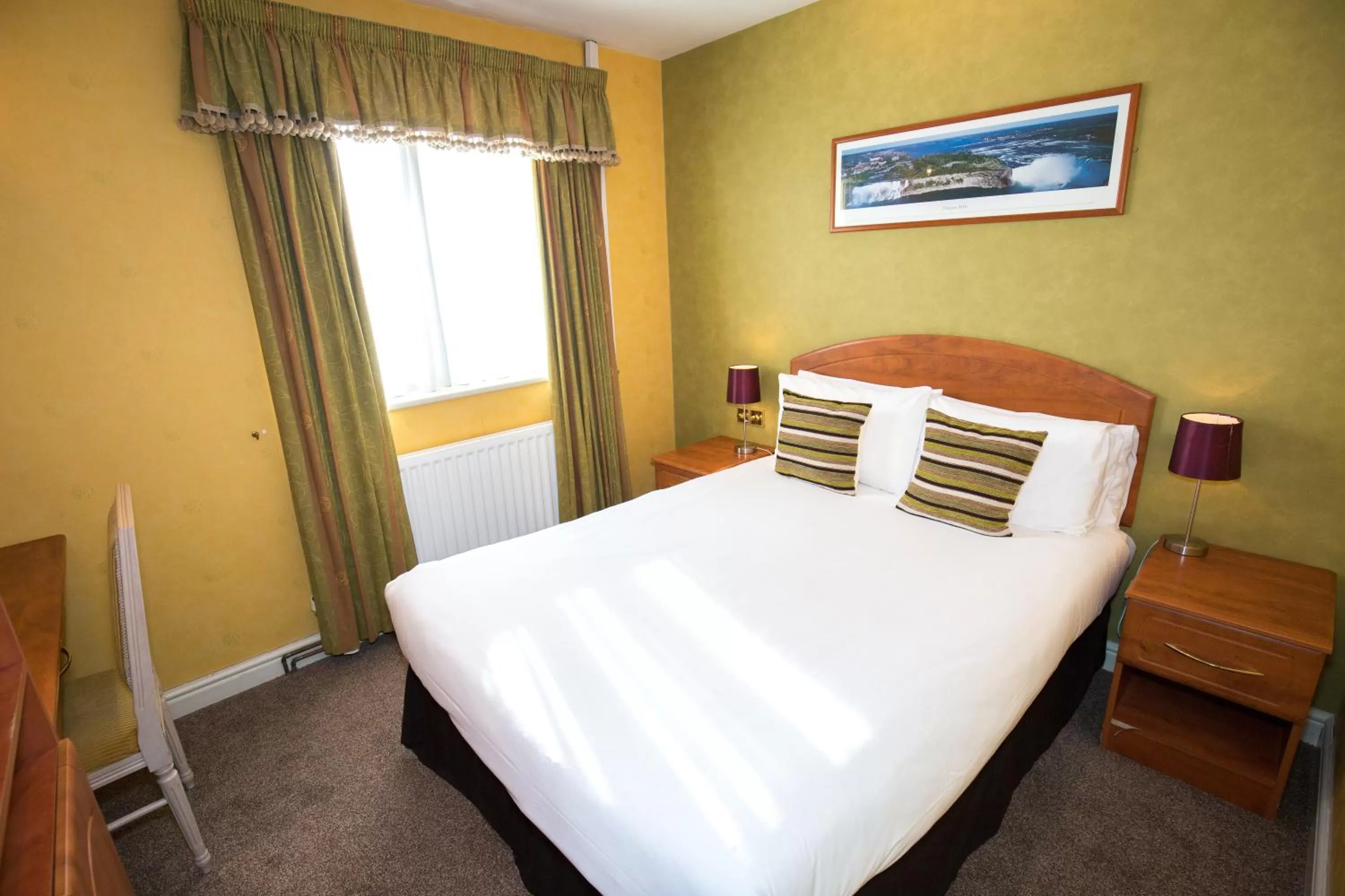 Bed in The Peacock Townhouse Hotel Kenilworth - Warwick