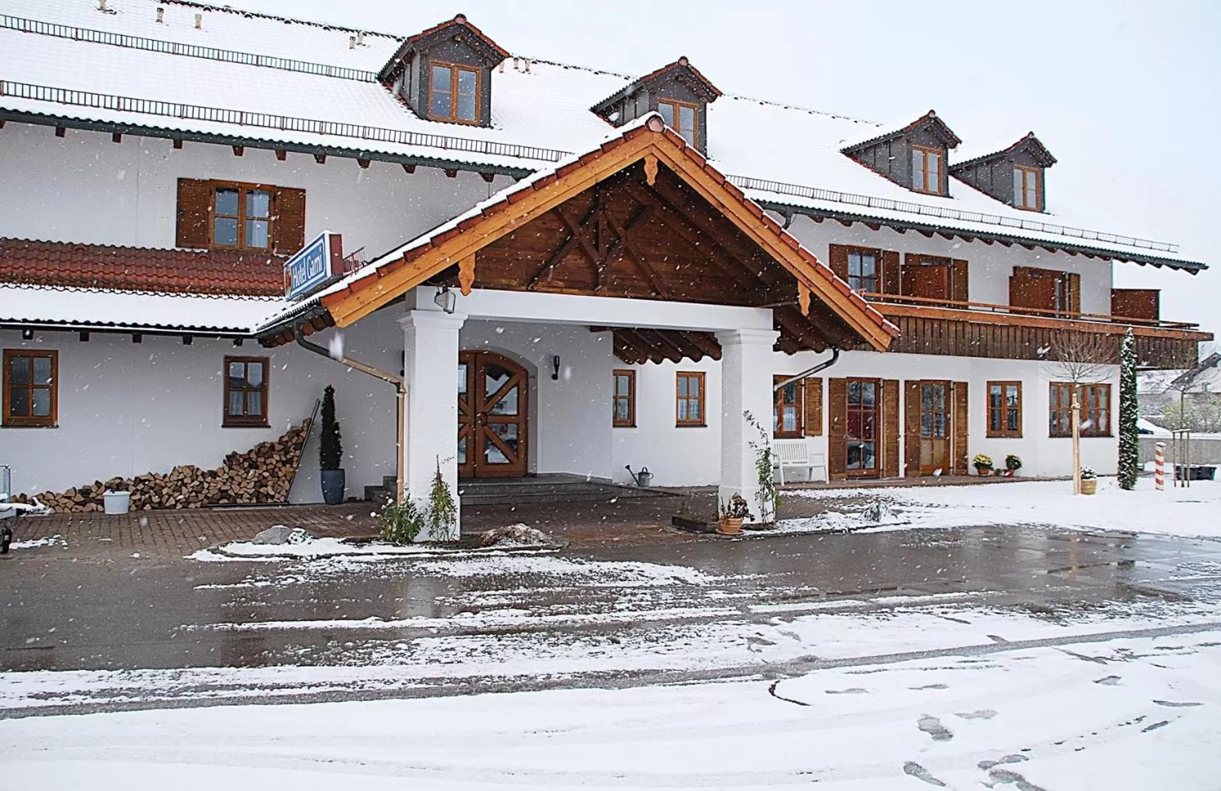 Facade/entrance, Winter in Hotel Isartaler Hof