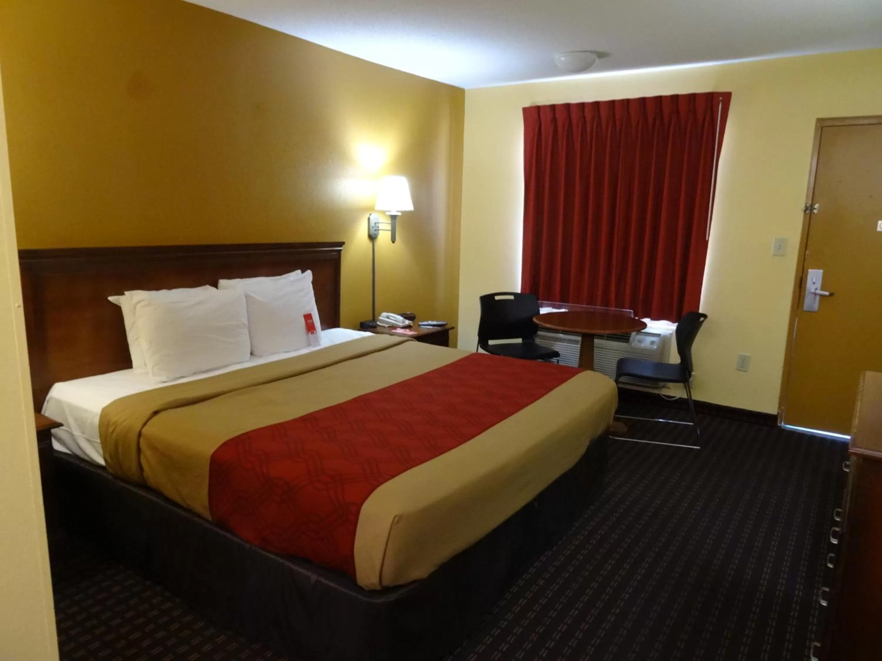 Bed in Econo Lodge Fredericksburg near I-95