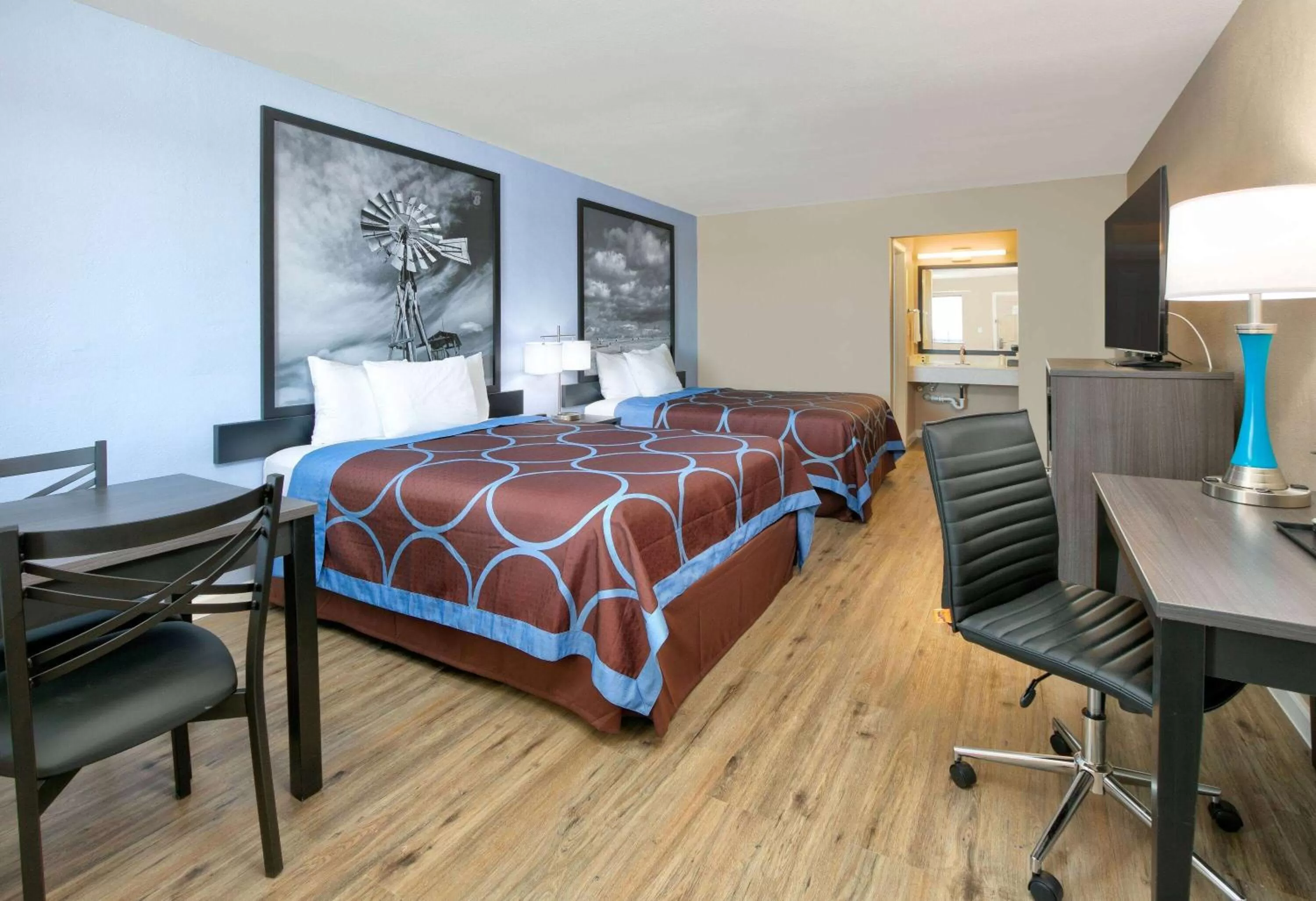 Photo of the whole room, Bed in Super 8 by Wyndham Victoria - South - Hwy 59