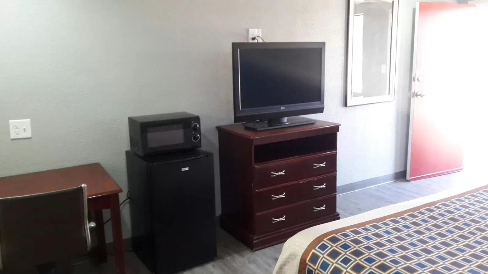 TV and multimedia in Paris Inn and Suites