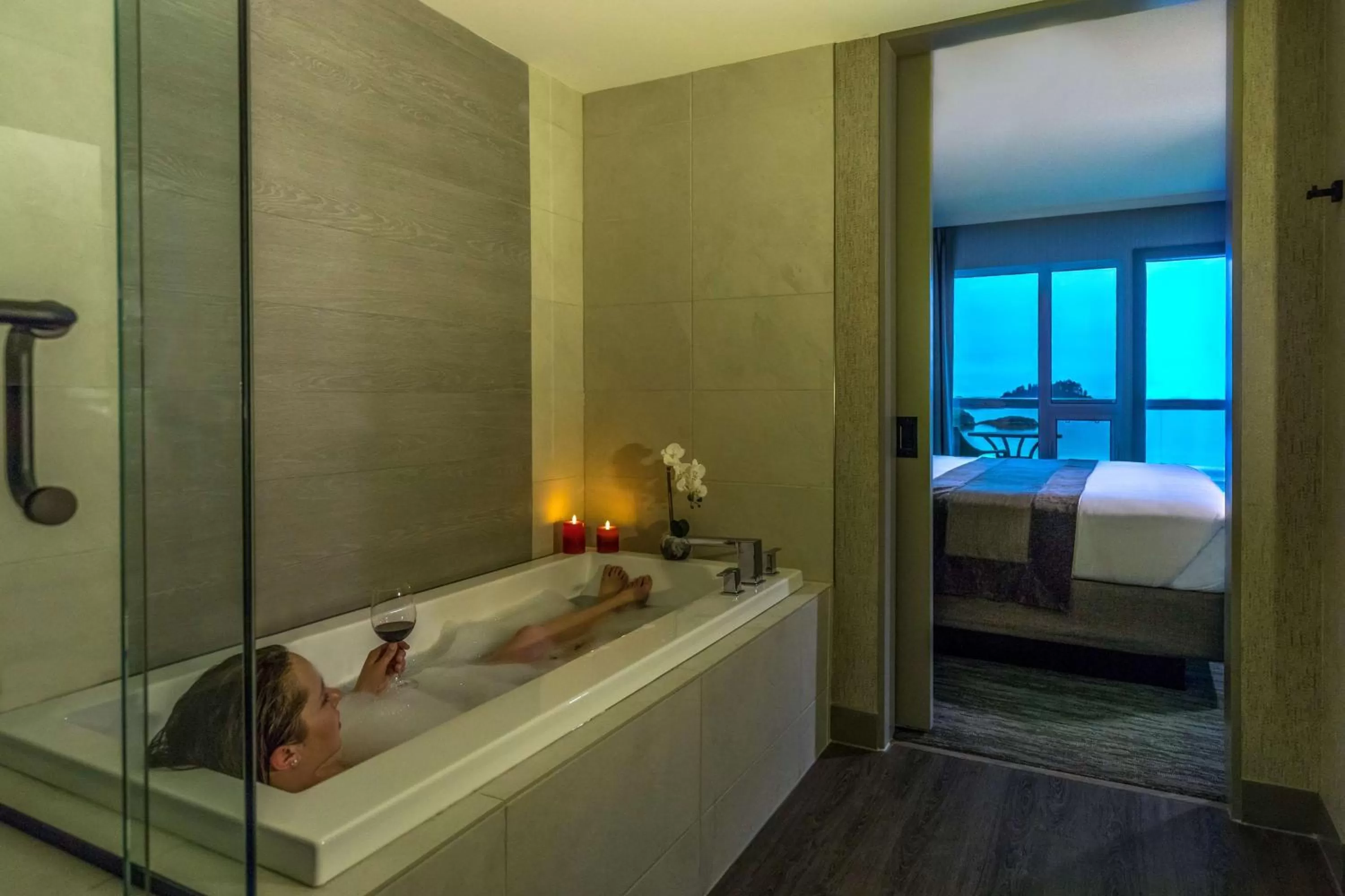 Bathroom, Bed in Best Western Plus Tin Wis Resort