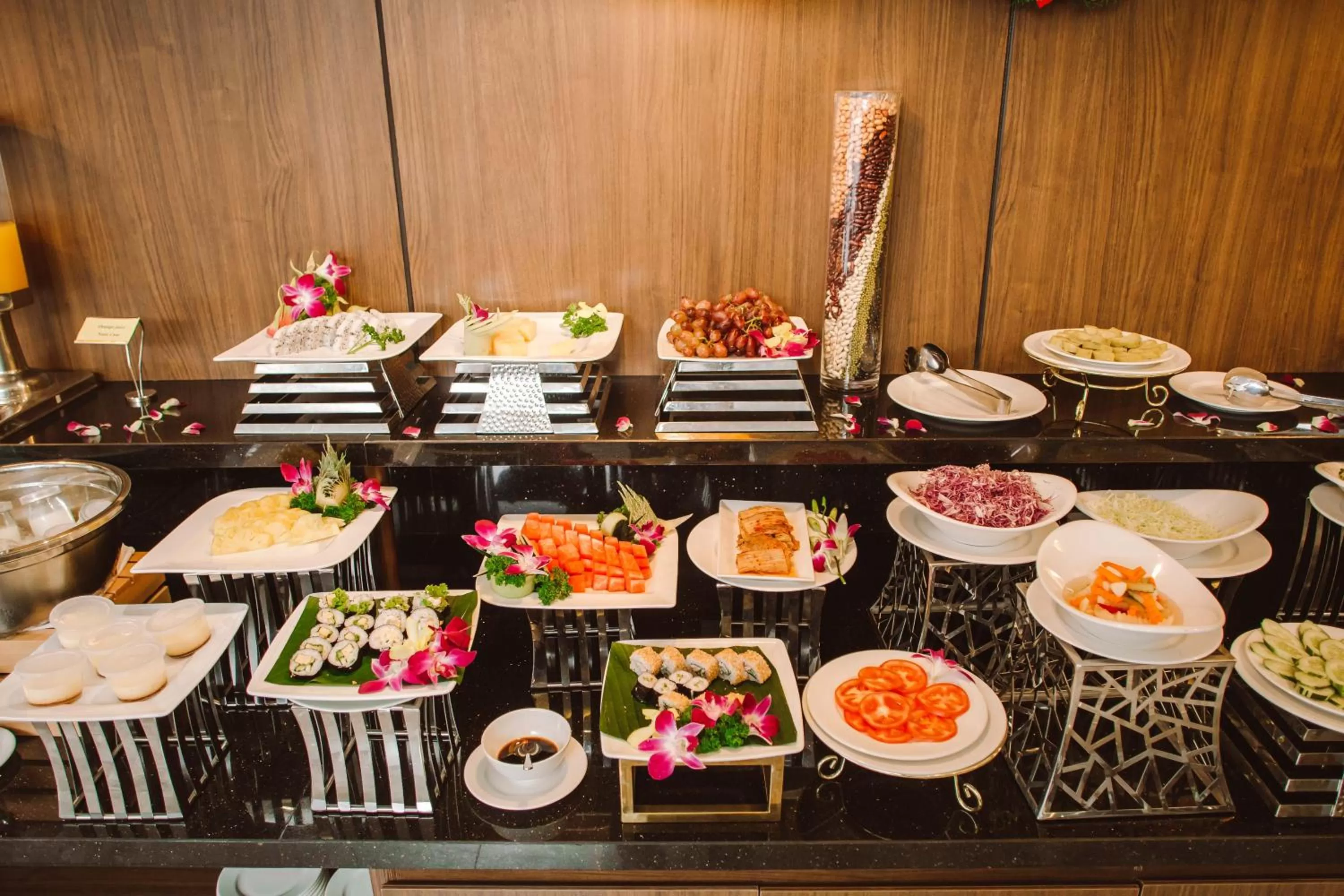 Food and drinks in Reyna Hotel Hanoi & Spa