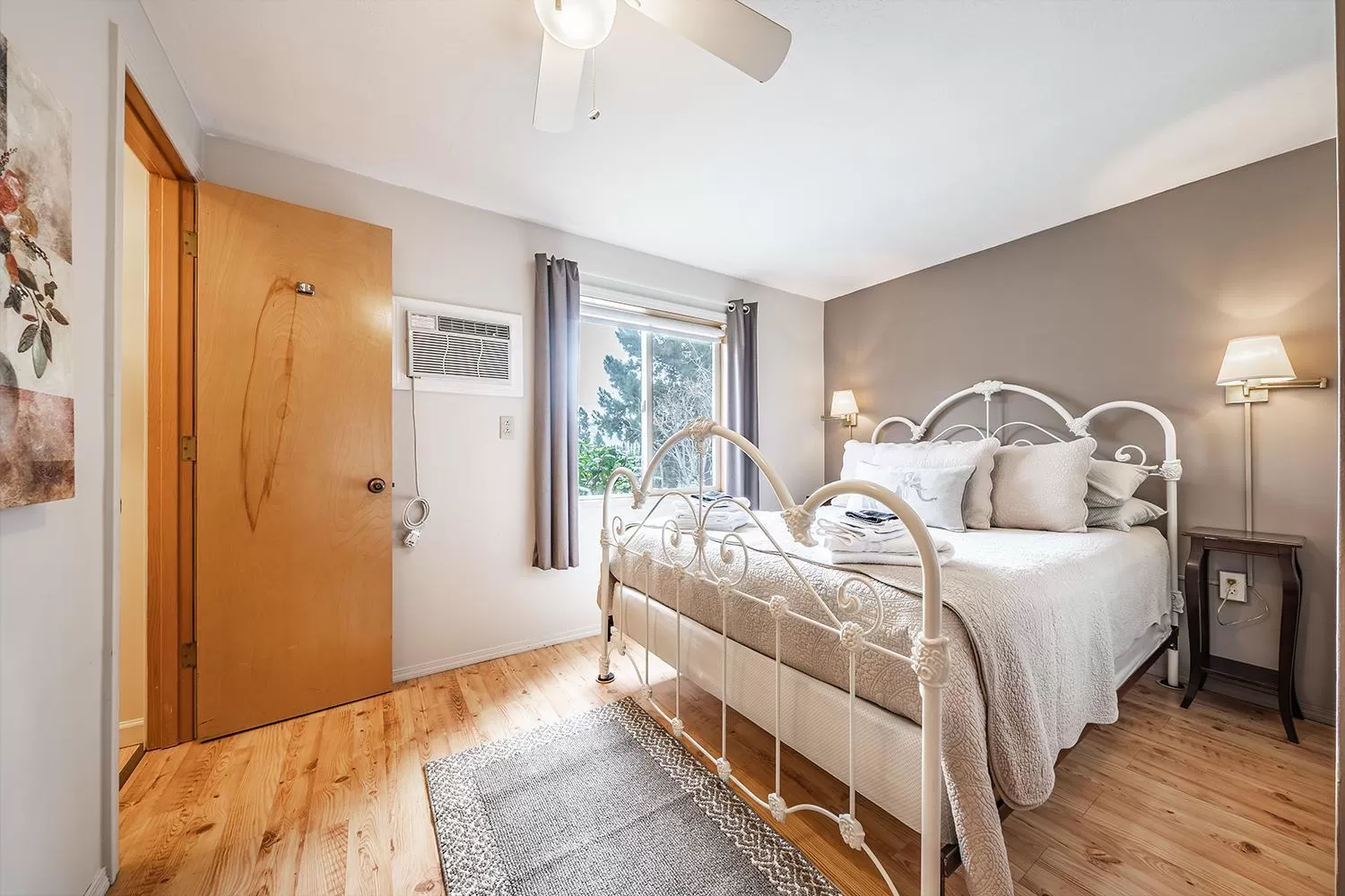 Property building, Bed in Abigail's Bed and Breakfast Inn