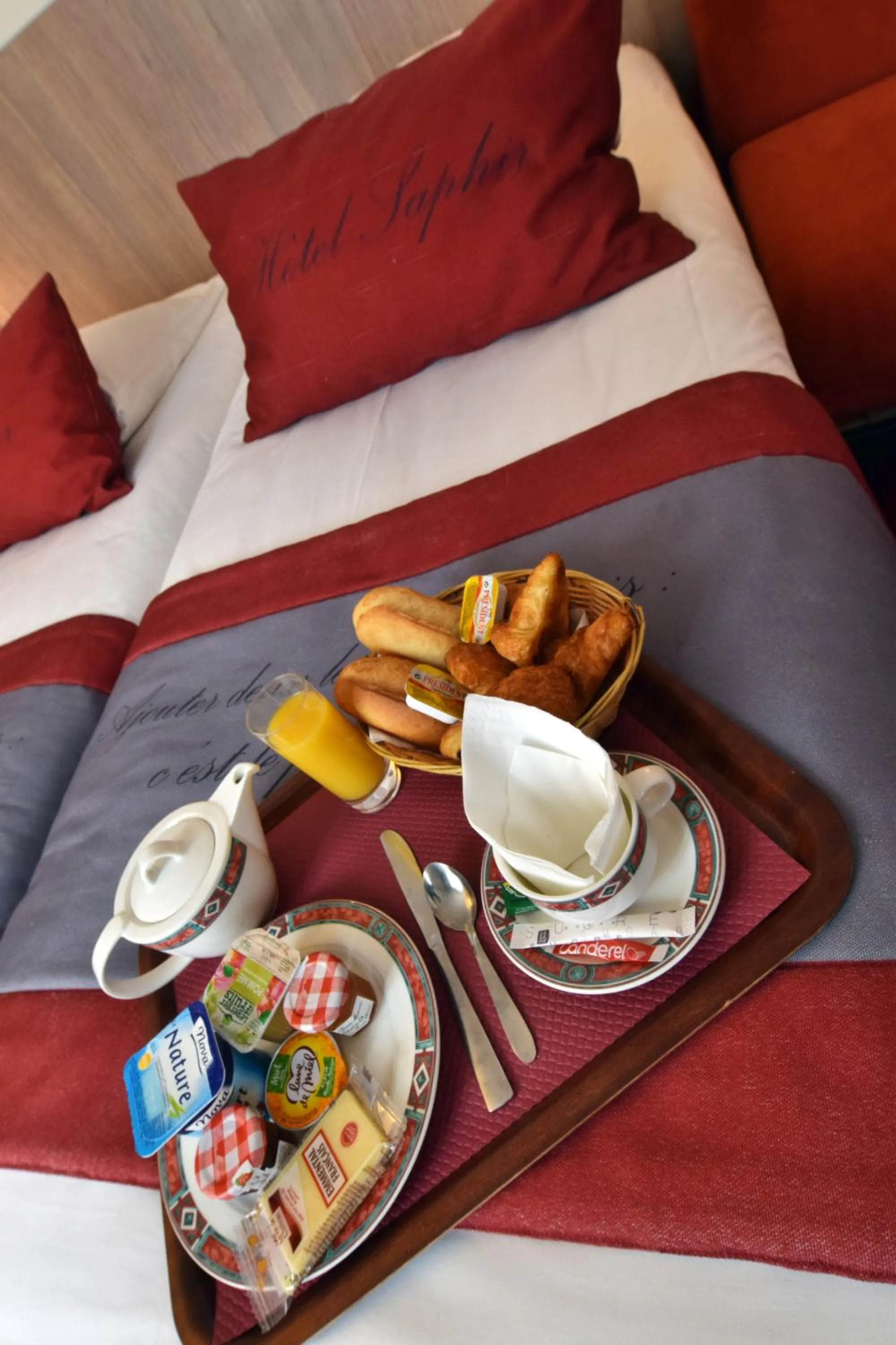 Photo of the whole room, Bed in Saphir Grenelle