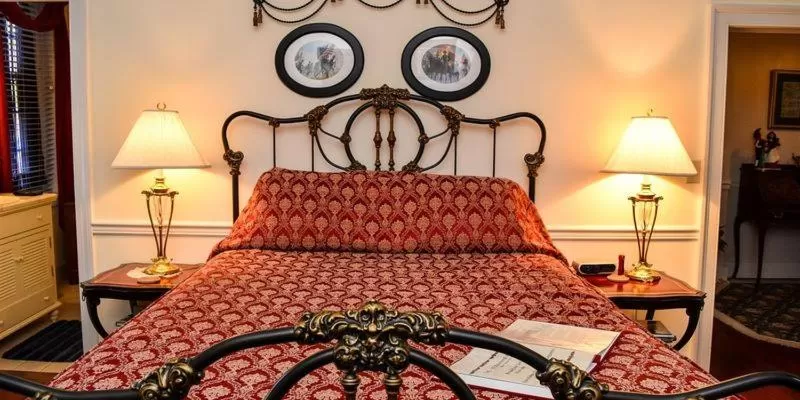 Bed in The Richard Johnston Inn & 1890 Caroline House