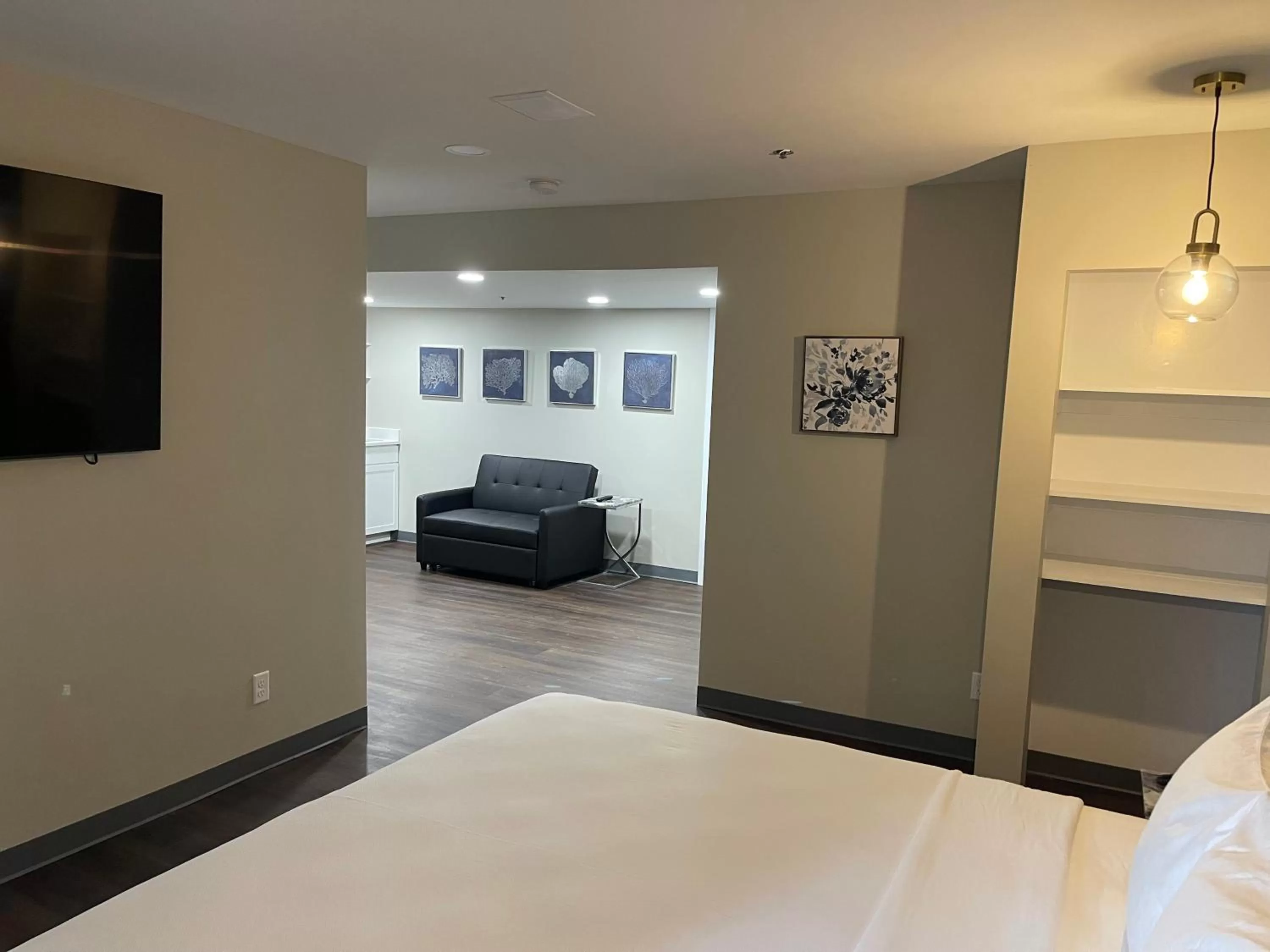 Seating area, Bed in Chateau Hotel and Conference Center