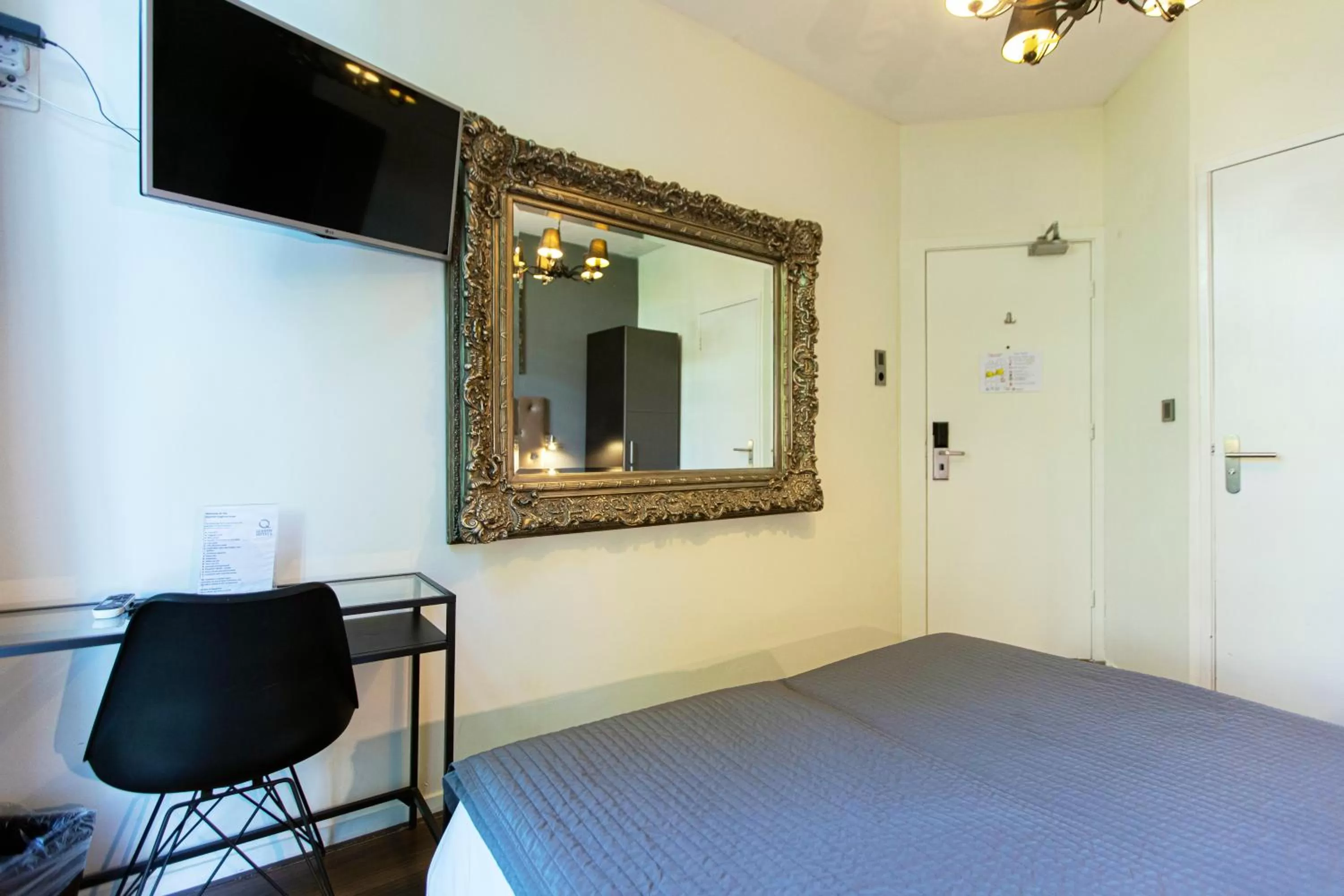 TV and multimedia, Bed in Quentin England Hotel