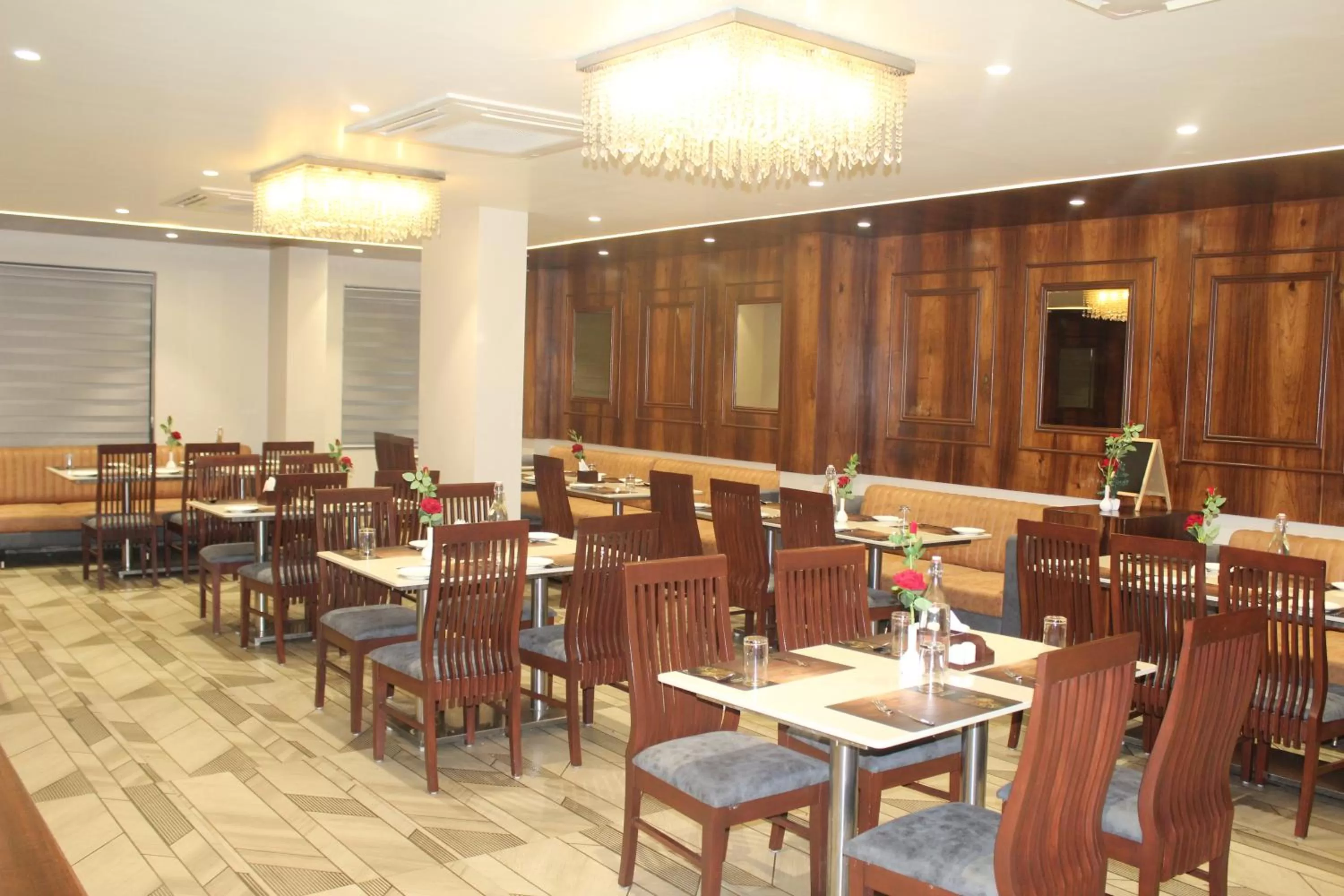 Restaurant/places to eat in Hotel Rudra Royals