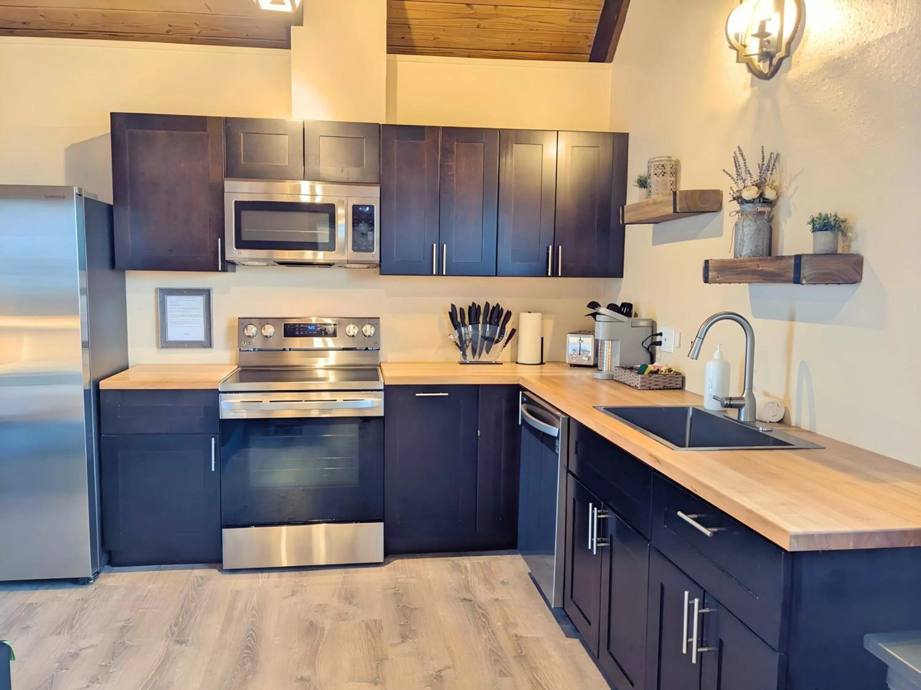 kitchen, Kitchen/Kitchenette in Wanderlust Inn