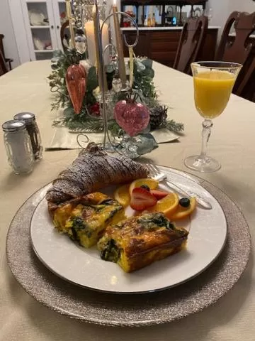 Breakfast in Belle Louise Historic Bed & Breakfast