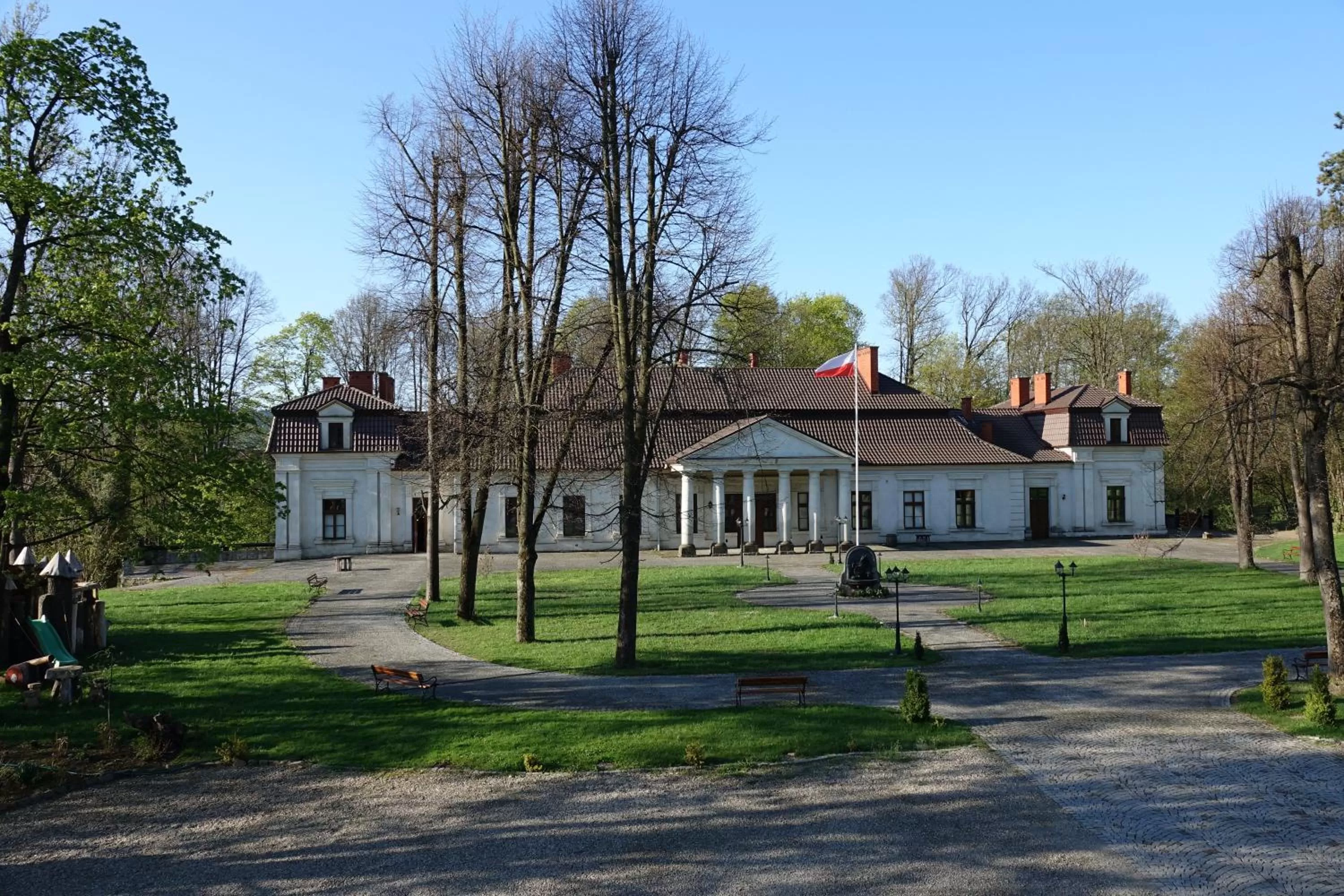 Property Building in Gościniec Dworski w Ropie