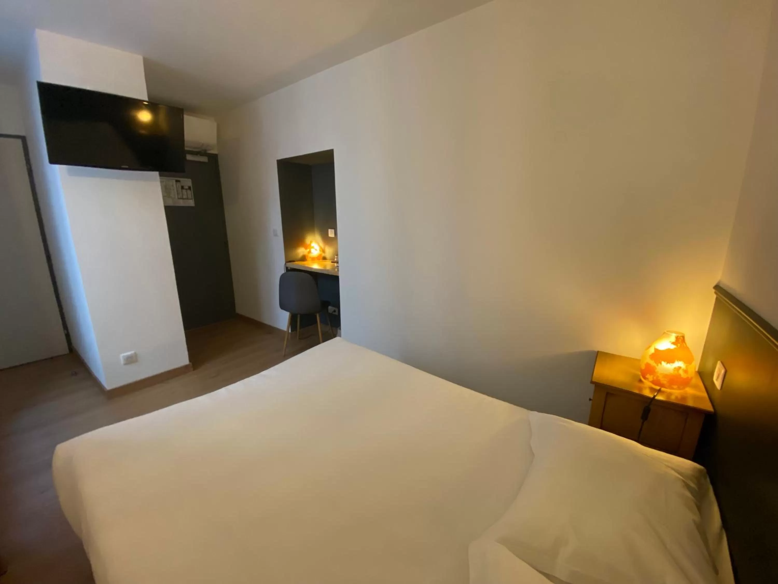 Bedroom in Le Miredames Hôtel-Bar