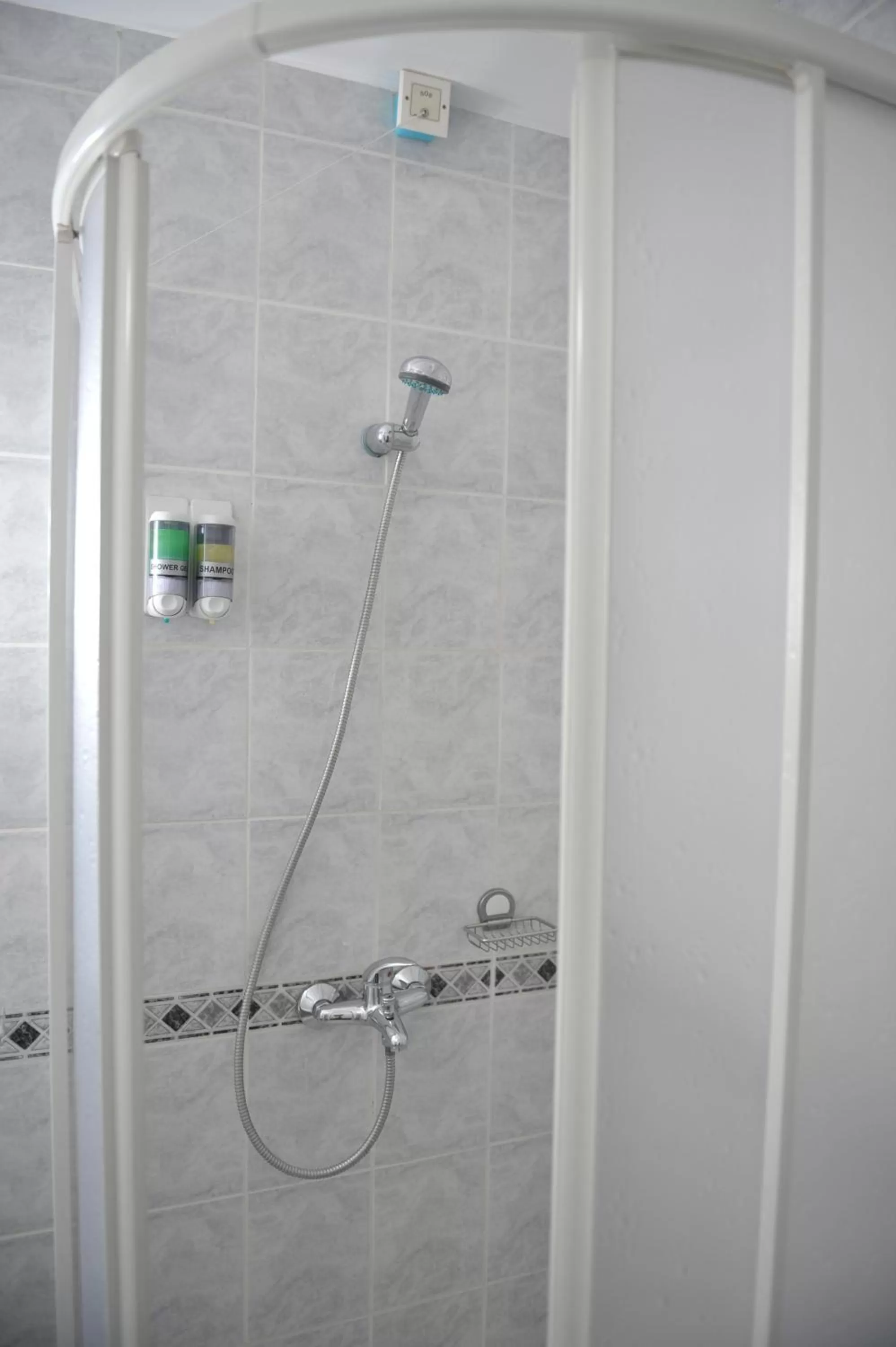 Shower, Bathroom in Hotel Fontana