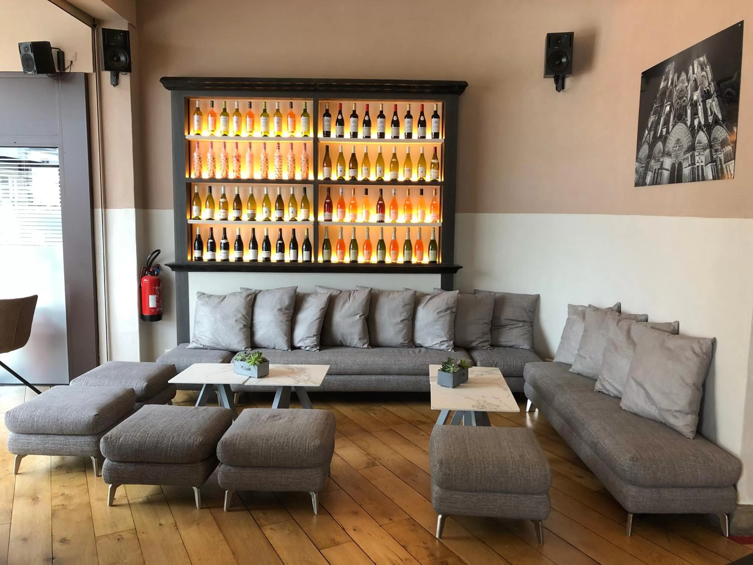 Communal lounge/ TV room in Hôtel The Originals City Le Berry - proche centre-ville - Gare - parking - recharge véhicule