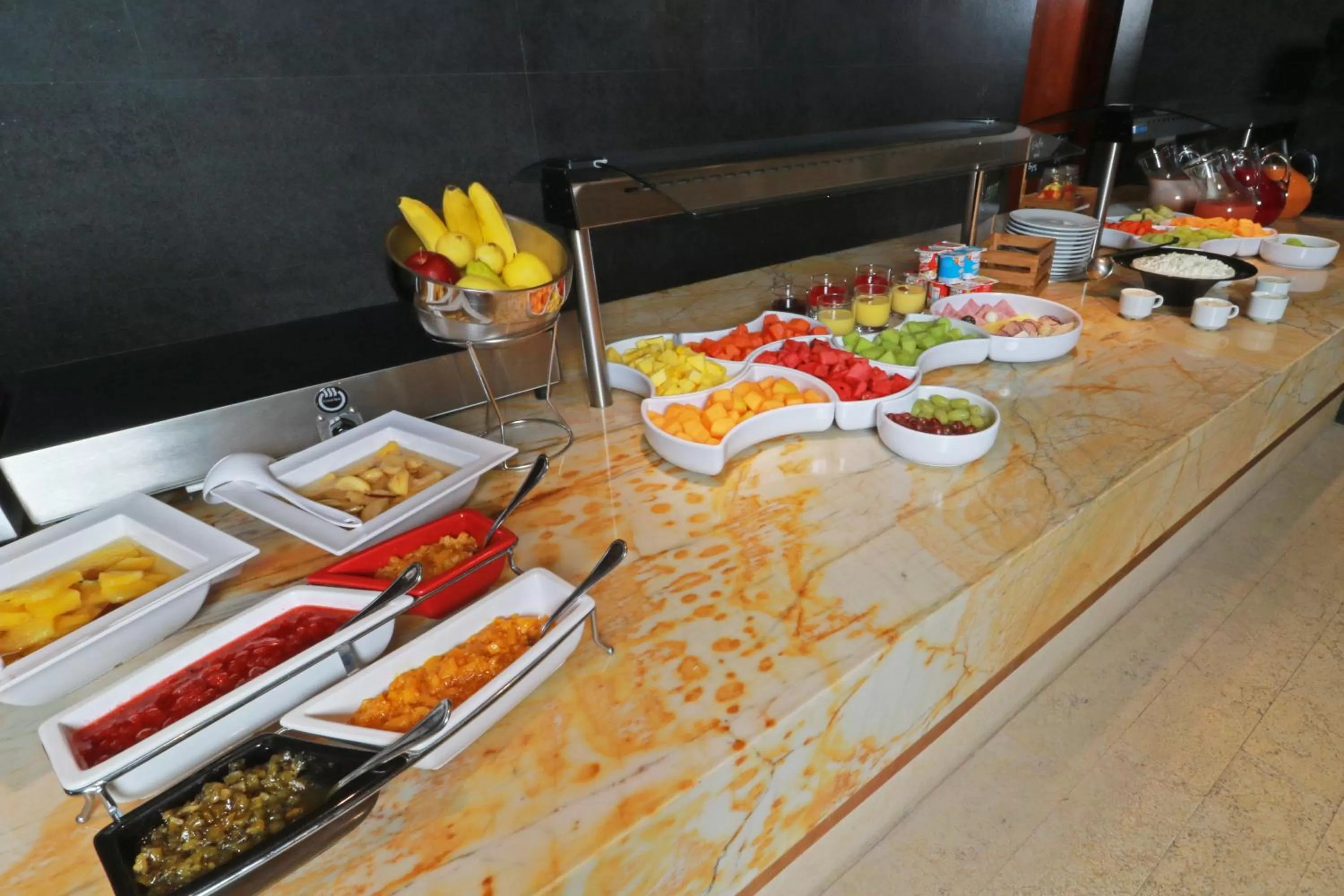 Restaurant/places to eat in Holiday Inn & Suites Plaza Mayor by IHG