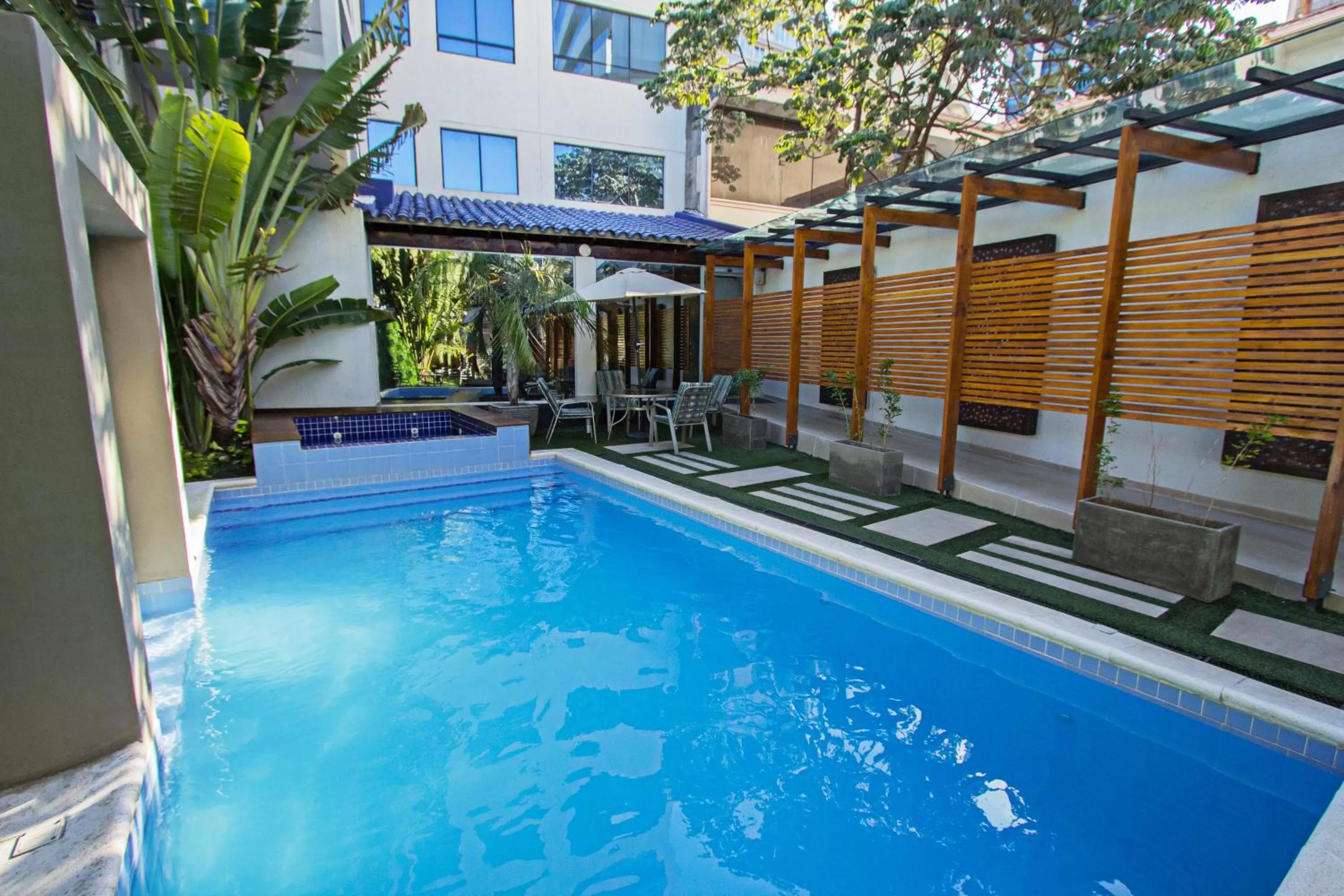 Garden, Swimming Pool in Hotel Le Pelican