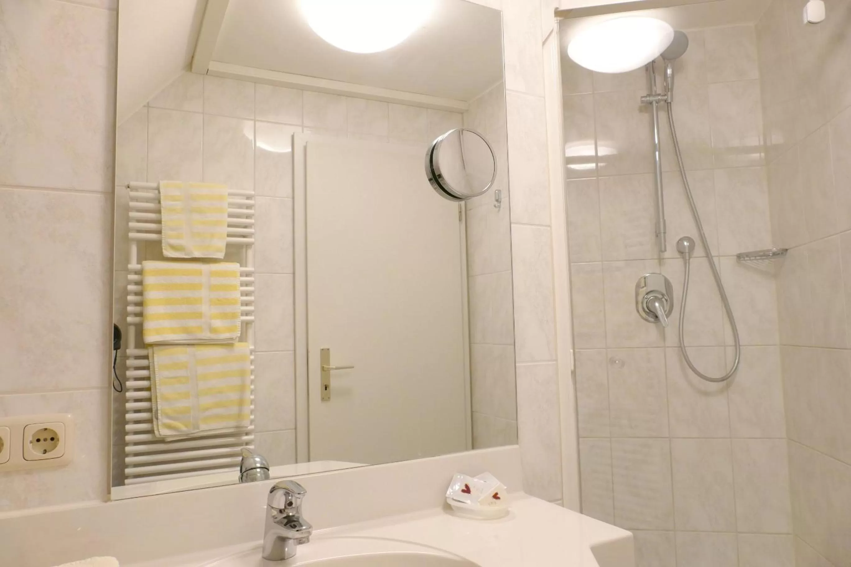 Bathroom in Altstadthotel "Zum Hechten"