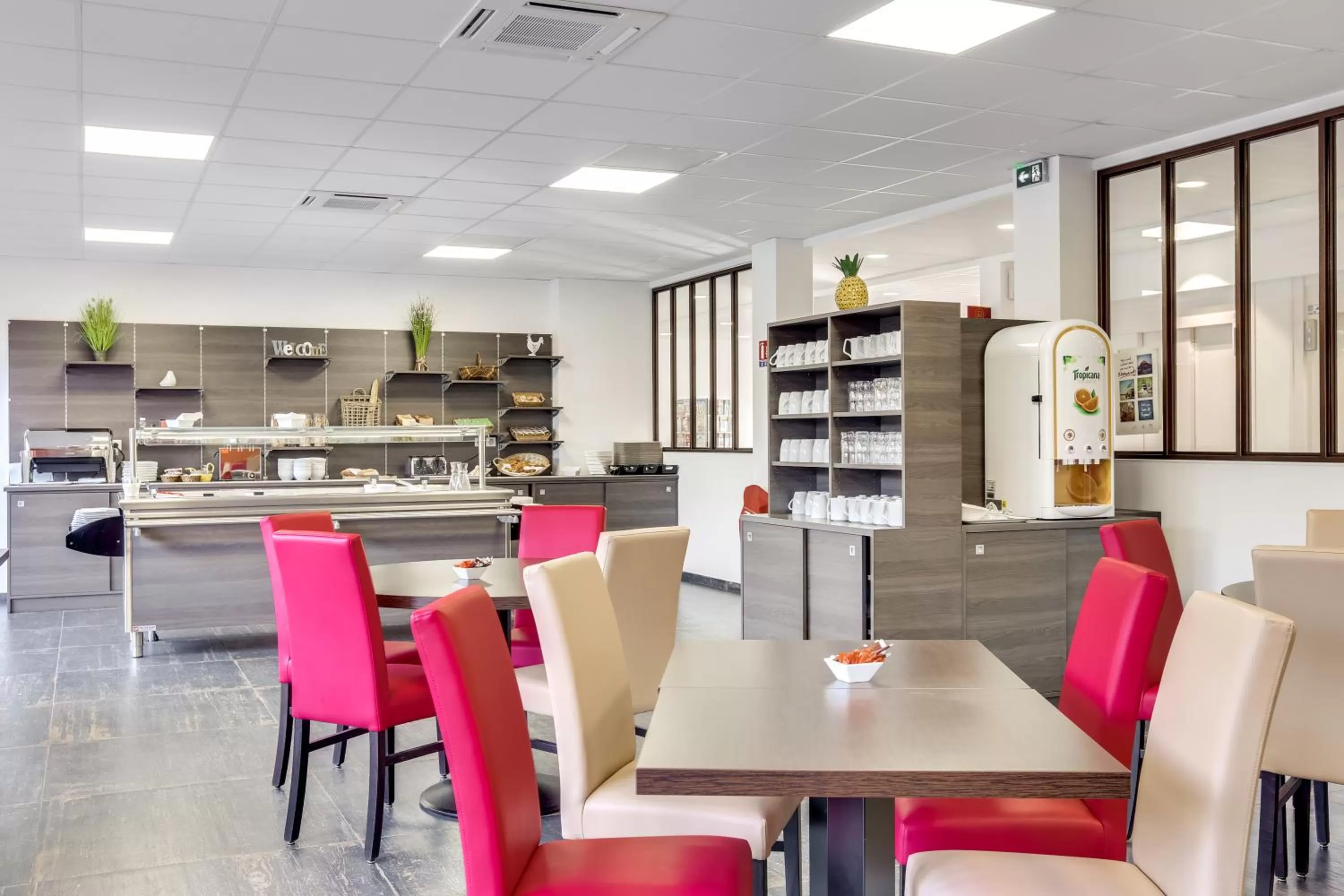 Buffet breakfast in The Originals City, Hôtel Caen Mémorial