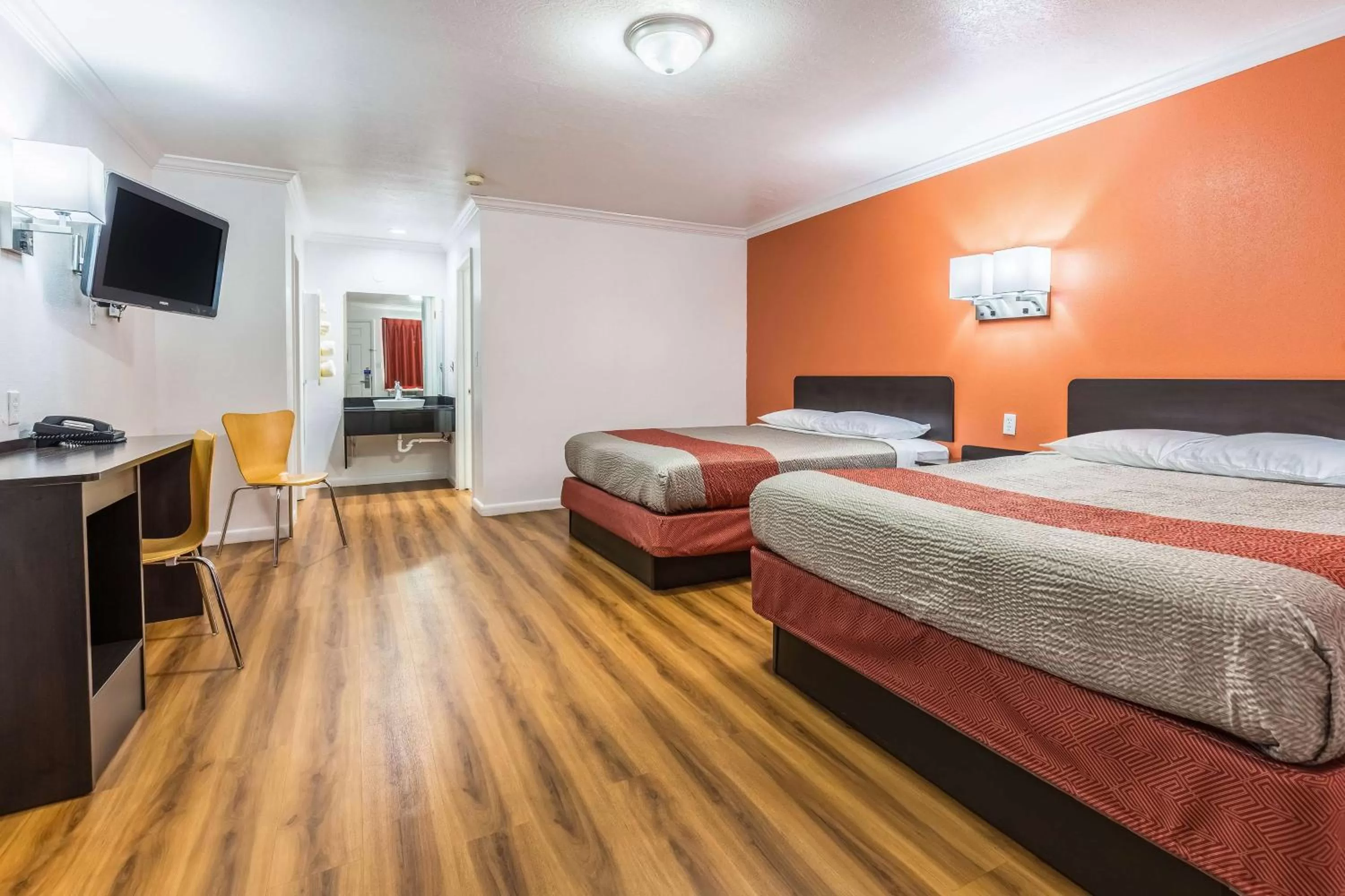 TV and multimedia, Bed in Motel 6 Tremonton, Utah