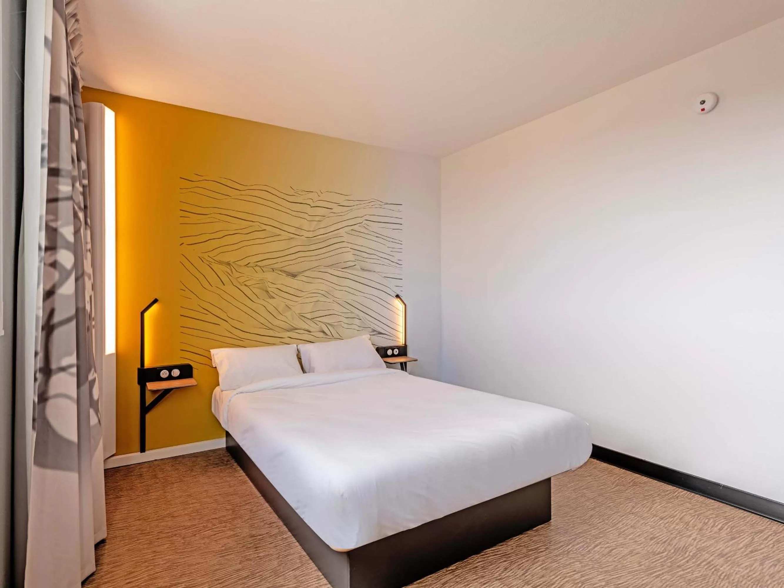 Bedroom, Bed in B&B HOTEL Landerneau Bois Noir