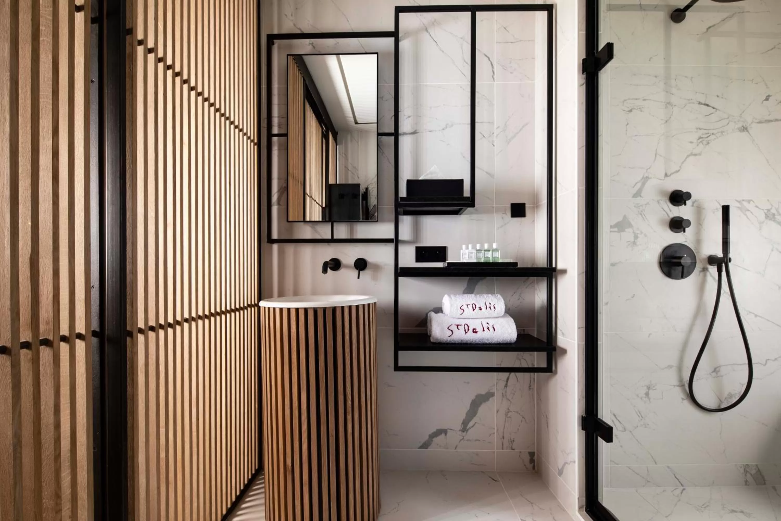 Shower in Hôtel Saint-Delis - La Maison du Peintre - Relais & Châteaux