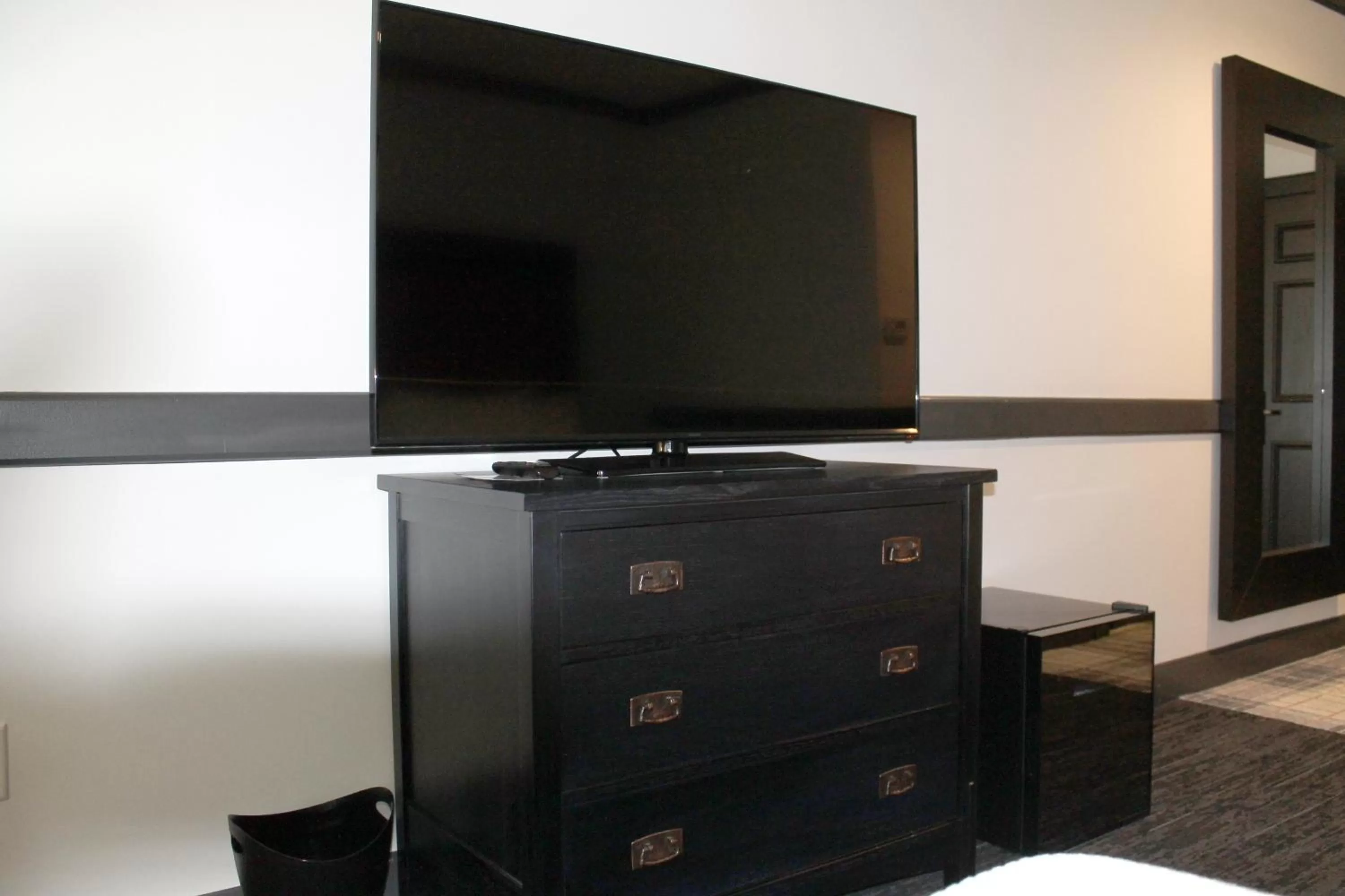 TV and multimedia in The Craftsman Inn & Suites
